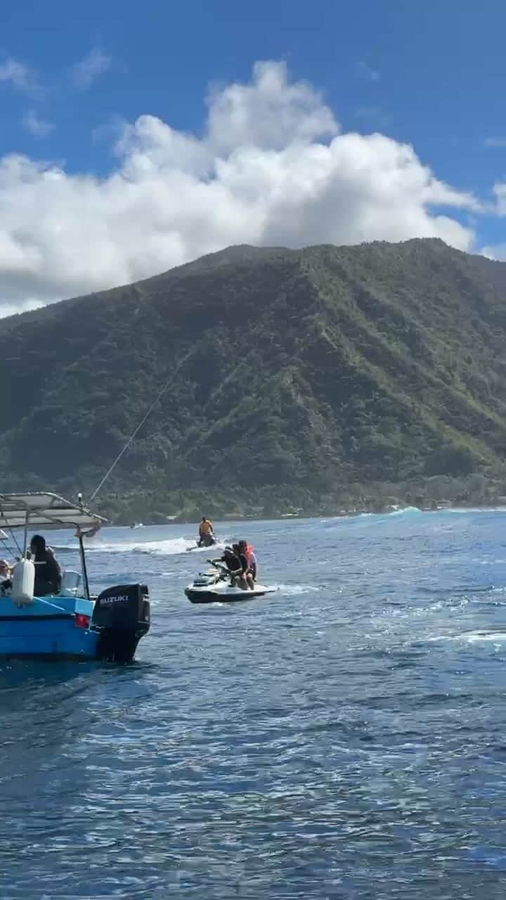 世界プロサーフィン連盟（WSL）のインスタグラム：「Live from the channel at the @shiseido #TahitiPro! 🎥」