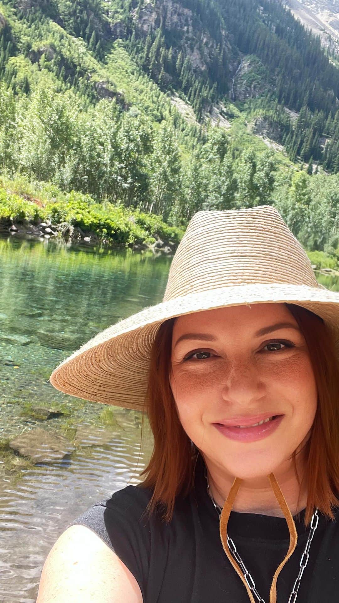 レイチェル・グッドウィンのインスタグラム：「I might be back in steamy 🔥 LA but you better bet I’ll be riding this Rocky Mountain High for as long as humanly possible! Aspen you were pure magic and I will be dreaming about cool dips in your crystal clear river for the rest of my days. Our hearts are full and ready for whatever this new school year has in store! Thank you to the wonderful @jenniferlholland @jamesgunn ♥️♥️ for generously opening your beautiful mountain escape to our wild brood! We will treasure these days always! ♥️💄 #rachelgoodwinmakeup」