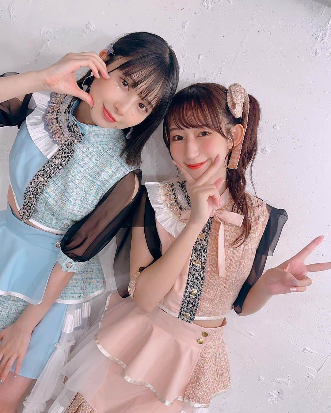 やっこさんのインスタグラム写真 - (やっこInstagram)「🩷🩵 ⁡ ⁡ 8/12 やこまなワンマン @西永福jam ⁡ ありがとうございました❕🫶 ⁡ ⁡ まずは、完売本当にありがとうございます😭🎊 ⁡ 「完売しました❕」って言葉、 久しぶりに、、、言えた、、、！ ⁡ それだけみんなが"やこまな"を 望んでくれていたんだなあって感じて とっても嬉しくなりました☺️ありがとう ⁡ ⁡ 今回は初めての主催ということもあり、 自分たちでライブハウスに連絡したり セトリ決めたりグッズ作ったり衣装お願いしたり 何回も何回もまなこと集まって打ち合わせして ⁡ 準備の段階からずーっと わくわくする気持ち半分 大丈夫かなあ…って気持ち半分でした🥹 ⁡ いっぱい話し合って準備したライブだったけど 無事踊り切ることができて、 みんなにも良かったよってたくさん言ってもらえて、 本当に良かった〜〜〜〜😭 ⁡ ⁡ ⁡ ⁡ MCでお話ししたこと📝 ⁡ やこまなが始まったのは高校生のとき。 ⁡ DANCEROIDのオーディションに受かったものの、 これからどう頑張っていけば良いんだろう？と 模索していた私に 『オリジナル振付を作ってみたいんだけど、 一緒に踊ってくれない？』 ってまなこが話しかけてくれたのがキッカケでした。 ⁡ その時から世界がもっと変わって、 これまで26本も動画を上げてきたね ⁡ 10年経った今も、まなこの隣にいられること 本当に幸せだなあってずーっと思いながら 準備から本番まで過ごしていました☺️ ⁡ これからもずっとよろしくね🫶 やこまなﾌｫｰｴｰﾊﾞｰ、、、、、❕✨ （ダサくてみんなに笑われた🤣） ⁡ ⁡ ⁡ 私にとってやこまなが特別なように、 みんなにとってもやこまなが特別❕って 思ってくれる方がたくさんいるんだなって このワンマンを通して感じることができました☺️ ⁡ まなこと一緒だと「頑張ろう！！！」って いっぱいいーっぱい思えるんだ。 ⁡ ⁡ ⁡ 来年の2月、4月、6月に 主催ライブを行います💜🧡 ⁡ 6/8(土)は渋谷 club asia 私たちの思い出の場所❕❕❕ ⁡ 今回来れなかった方にも会えるように 気合い入れてひろーい会場を 予約させていただきました✊✨ ⁡ 私にとっては大きな挑戦だけど、 まなことならきっと大丈夫❕❕❕ ⁡ 来年も、ぜひ遊びにきてください☺️ ⁡ ⁡ ⁡ （文字数足りず、もう一回投稿します🥹🤣） #やこまな」8月16日 5時51分 - yakko928