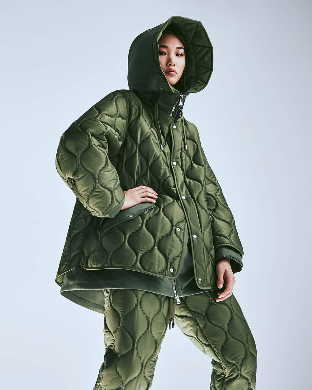 マッカージュのインスタグラム：「QUILTED COMFORT  MAIA, a 2-in-1 lightweight parka made from 100% recycled technical material with a removable layer featuring heritage heat stamp quilting. Water-resistant and repellent with adjustable storm visor at hood for multi-seasonal use. Detailed with a vent at back, binding side seams, and inside pockets. An adaptable staple with a touch of nostalgic quilting and modular appeal.  More on MACKAGE.COM  #MACKAGE #MONDEMACKAGW」