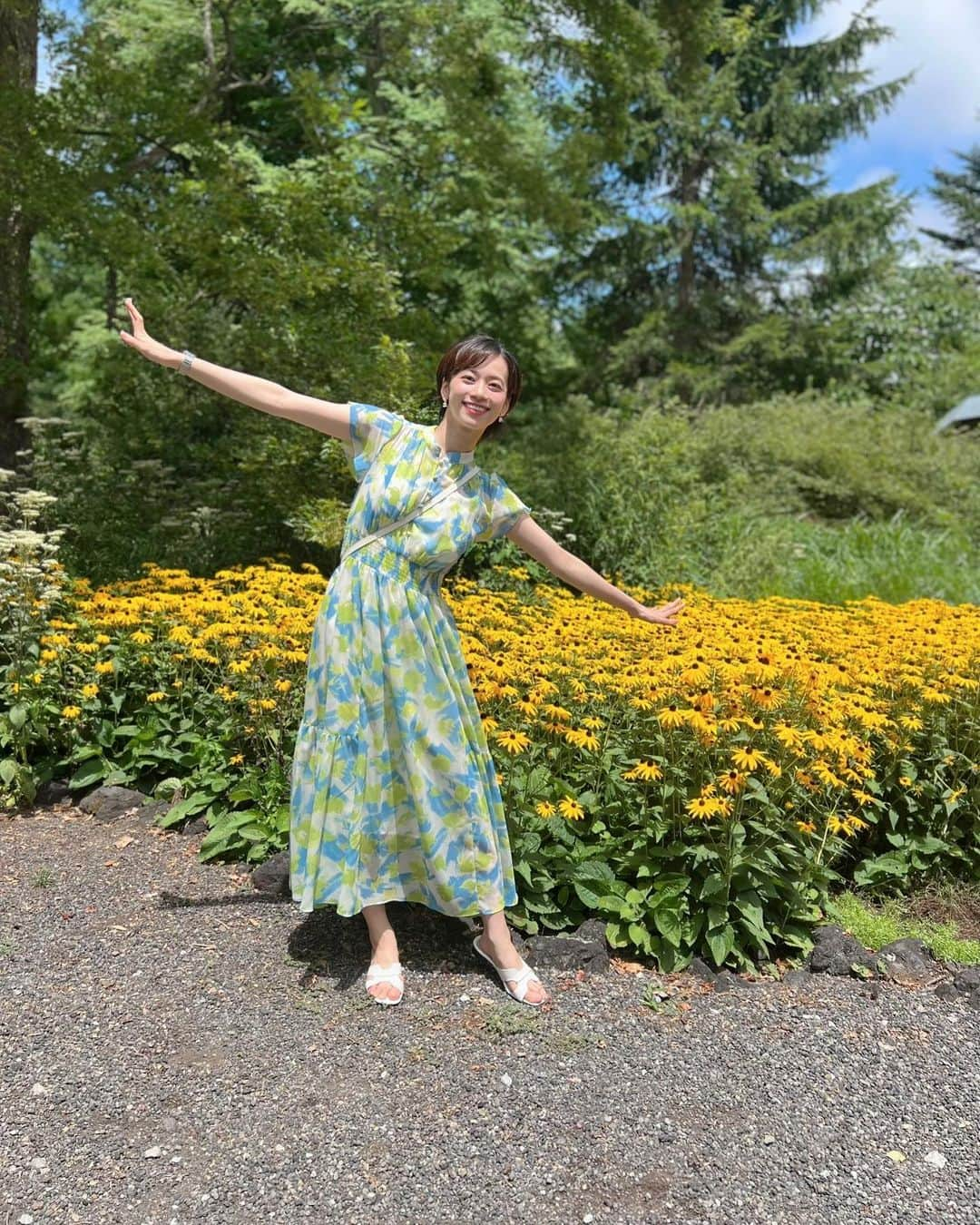 真彩希帆のインスタグラム：「みなさま、おはようございます☀  梅田芸術劇場での「ファントム」を元気に終え、 翌日から車を走らせ🚗💨笑笑  ”夏休み“として軽井沢に行ってきました🌻🌿  いやぁ、空気がおいしかったー！！！！ 緑が青々と、久しぶりにオープンカーにして走れる喜び😂🙌🏻  行きたいところにアクティブに （絶対に外せないのは、大好きで住みたくてたまらない  #エルツおもちゃ博物館 🧸🎪）  色々な場所を巡ることができて 最高のリフレッシュになりました🕊️  大好きなとうもろこし🌽が溢れる市場にも行き、大興奮。 桃もお土産に買いましたが、どちらも最高に美味しかった〜🤤  サイクリングも出来たり、 ほとんどお天気が崩れなかったのですが  最終日はまるで、映画の「ミスト」並の霧。。 初めてフォグランプをつけ慎重に帰りました😳 帰れてよかった😂  至る所に紅葉🍁の木があったので 秋も綺麗なのだろうと想像... 今度は秋に行ってみたいなぁ☺️  心の充電をバッチリして帰ってきたので、 東京公演もがんばるぞー！！🙌🏻  #夏休み  #軽井沢  #🌻🌿🌽💛  #真彩希帆」