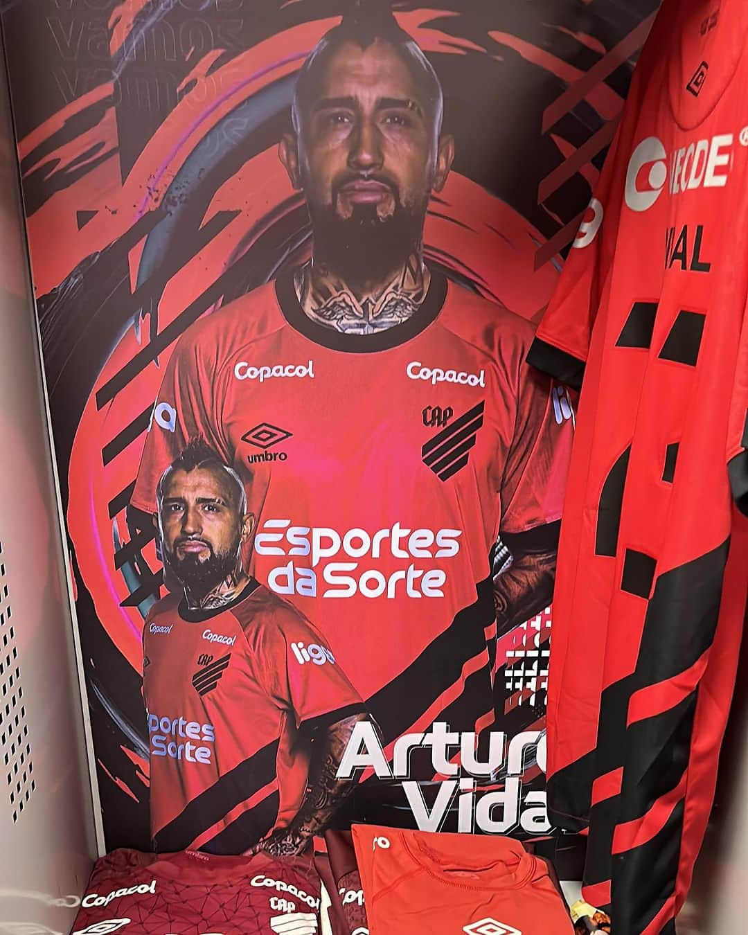 アルトゥーロ・ビダルのインスタグラム：「Vamos @athleticoparanaense ❤️🖤🌪️」