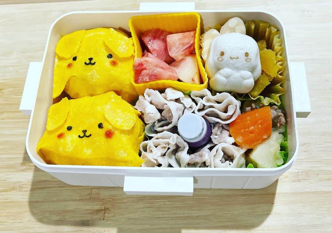 のインスタグラム：「キャー❤️ 可愛くできた🥰 帽子は付いてないけど  #ポムポムプリンおにぎり かまぼこも揃えたかったけど💦残ってたのがシナモンロールでしたので… 蓋を開けた瞬間「わぁ!」って思ってくれたら嬉しいなー☺️ #キャラ弁 #デコ弁」
