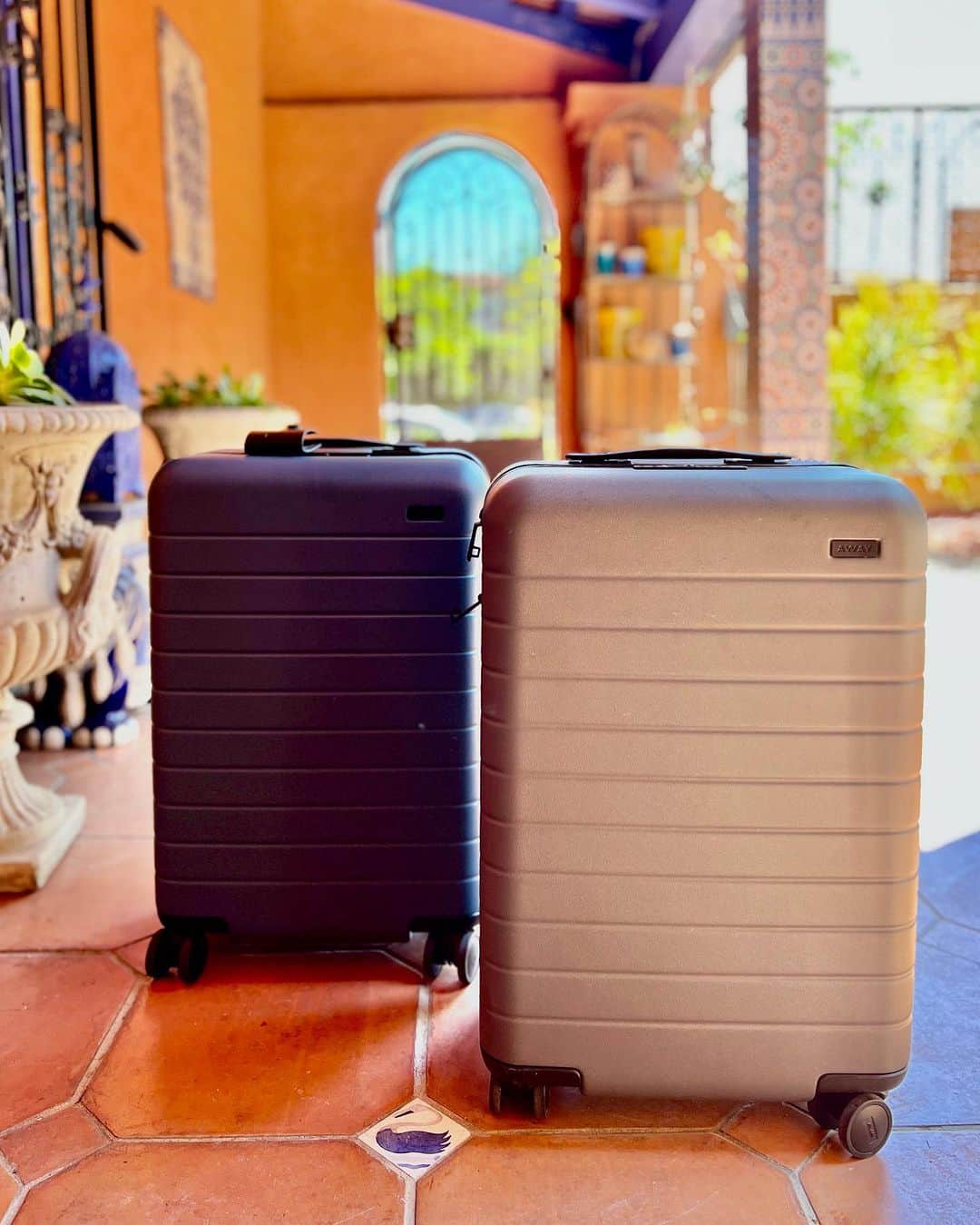 エドウィン・ホッジのインスタグラム：「@away we go!」