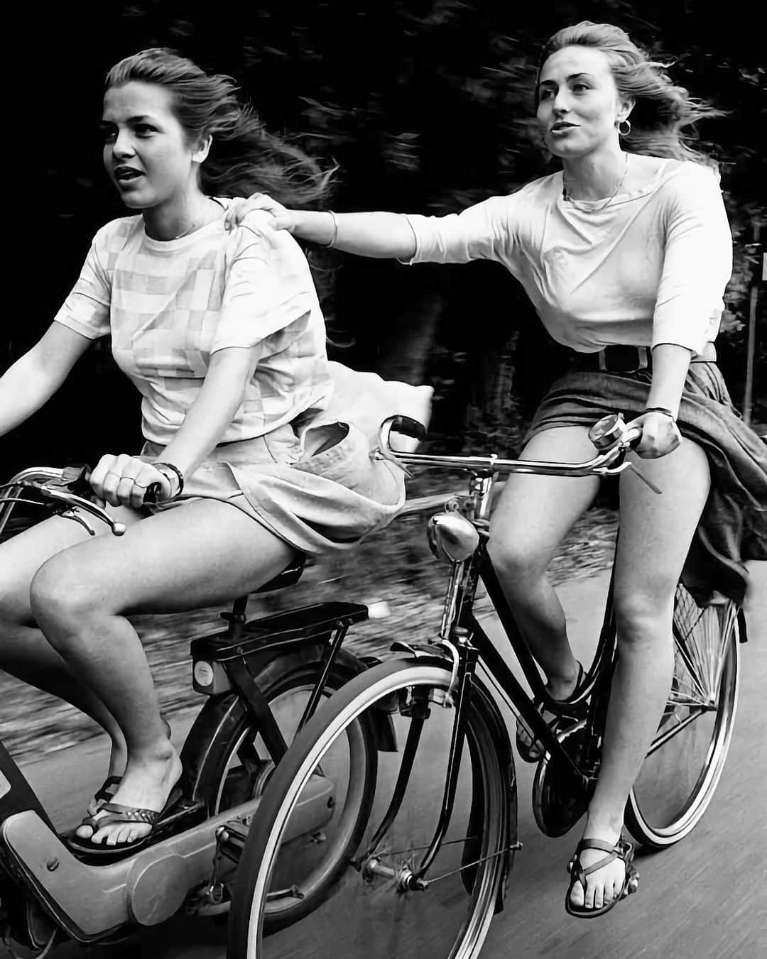 Meganのインスタグラム：「Pietrasanta, Italy, 1985 〰️ photo by Romano Cagnoni ☀️  . . . . #girls #summer #italianstyle #summervibes #cycling」