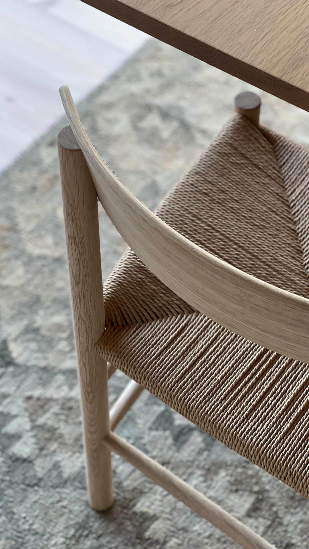 Frida Ramstedtのインスタグラム：「Todays Office 👌🏻   Inreder ett byggprojekt som har blivit försenat av ovädret. Vi har inget avlopp, inget vatten, ingen toalett, ingen el… Men vi har i alla fall stolar och nästan alla möbler på plats 🙌🏻 Nu återstår bara det som tar längst tid, men som också är roligast: Styling och slutfix!  #inreda #inredning #scandinaviandesign #foryou #inredare」