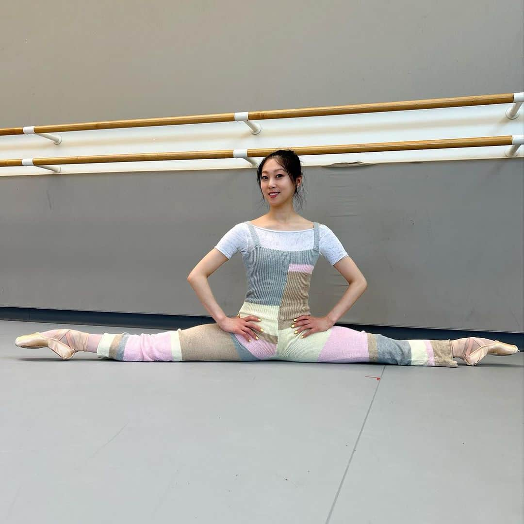 倉永美沙のインスタグラム：「I love my pastel color jumpsuit by @fab_dance_knitwear 💛  新しいジャンプスーツ💕  #jumpsuit #smile #split #ballet #ballerina #ballerinalife #バレエ　#バレリーナ　#ジャンプスーツ #studio」