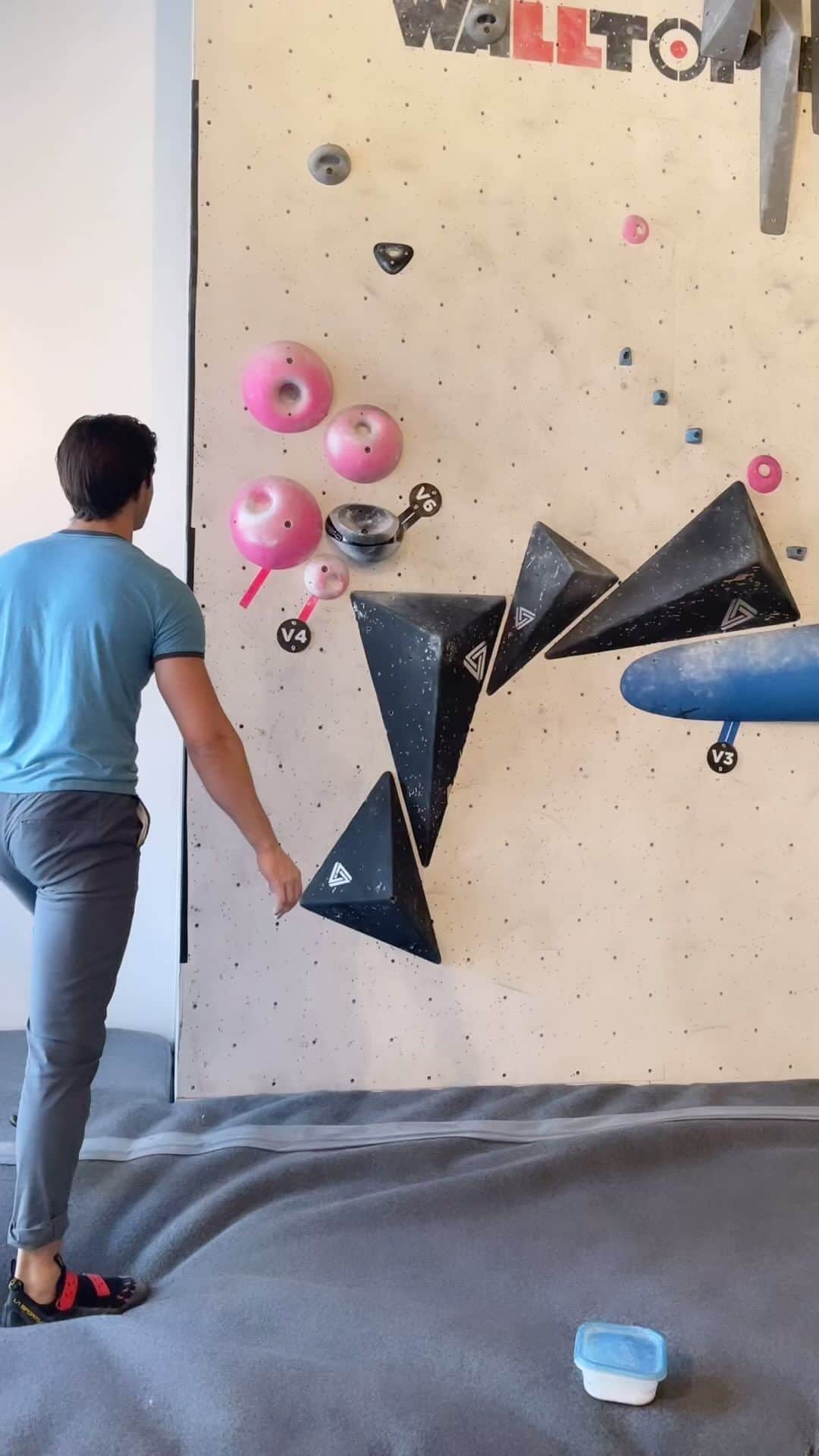 アレックス・ブノワのインスタグラム：「V4 of the day, but this time in Barbie pink」