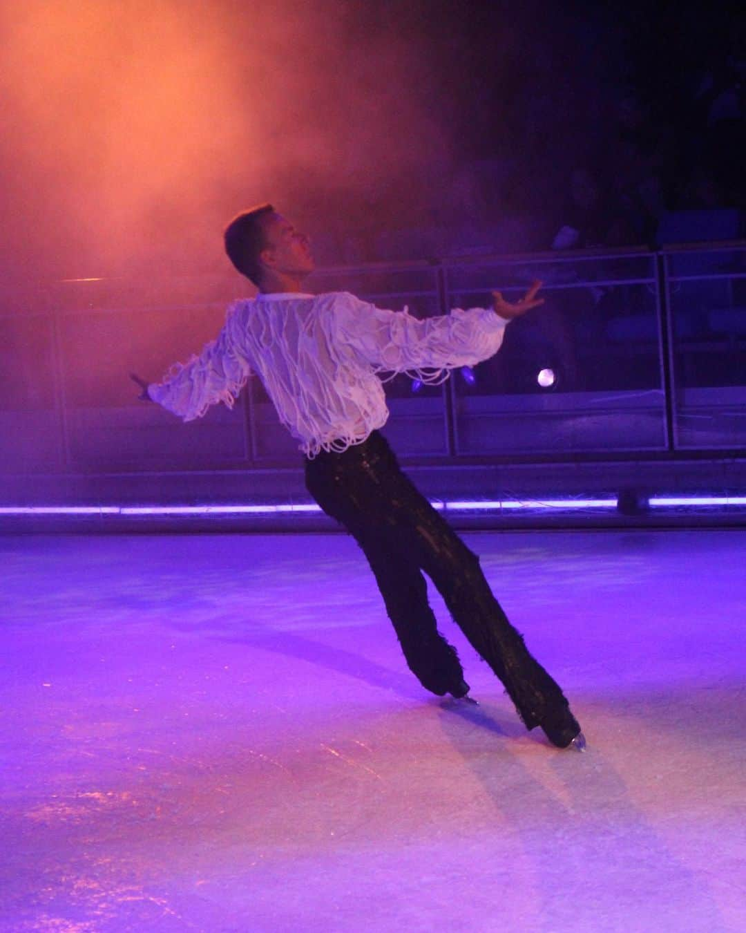 アンドレイ・ロゴジンのインスタグラム：「Some epic skating pics 😎 fun times here, on Voyager of the Seas 🛳️ #iceskating #3axel @willybietakproductions」