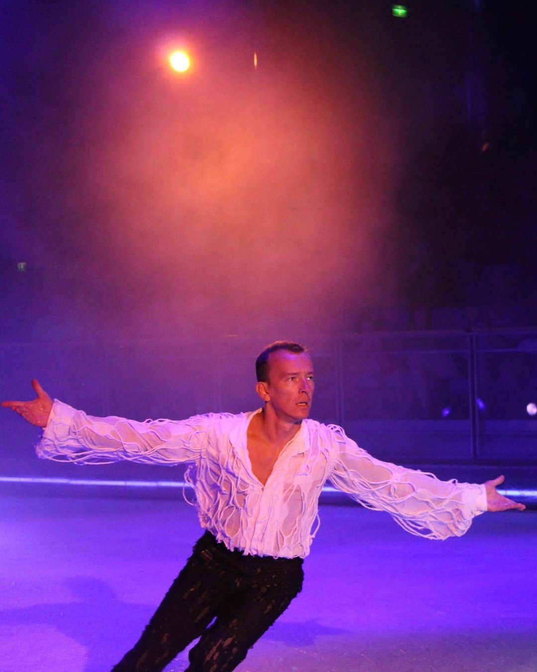 アンドレイ・ロゴジンさんのインスタグラム写真 - (アンドレイ・ロゴジンInstagram)「Some epic skating pics 😎 fun times here, on Voyager of the Seas 🛳️ #iceskating #3axel @willybietakproductions」8月16日 6時52分 - andreirogozine