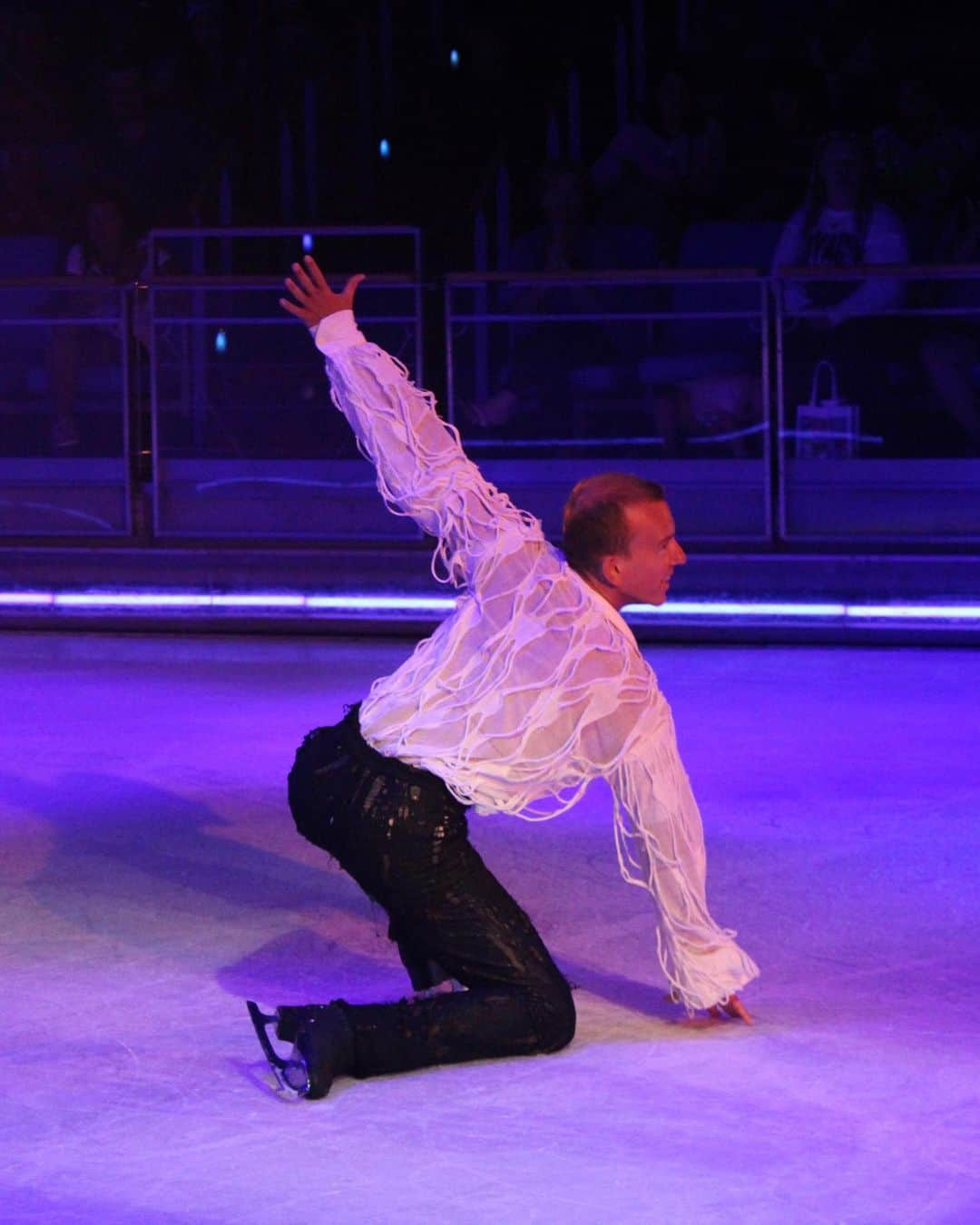 アンドレイ・ロゴジンさんのインスタグラム写真 - (アンドレイ・ロゴジンInstagram)「Some epic skating pics 😎 fun times here, on Voyager of the Seas 🛳️ #iceskating #3axel @willybietakproductions」8月16日 6時52分 - andreirogozine