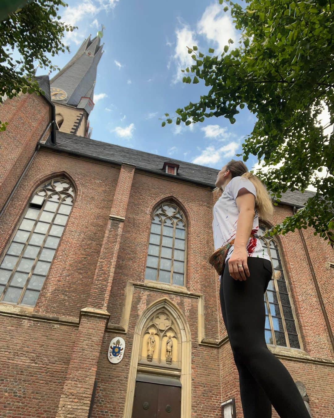 ポリーナ・ラヒモワのインスタグラム：「My 8th European Championship in the 14th year of playing for the national team. Our group C playing in beautiful city Düsseldorf #europe #piece #warm」