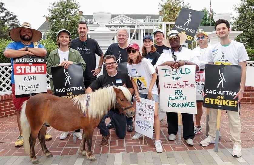 のインスタグラム：「The Parks gang went picketing today. I couldn’t be there, but I stand in solidarity with them. #SAGAFTRAstrong #SAGAFTRAstrike」