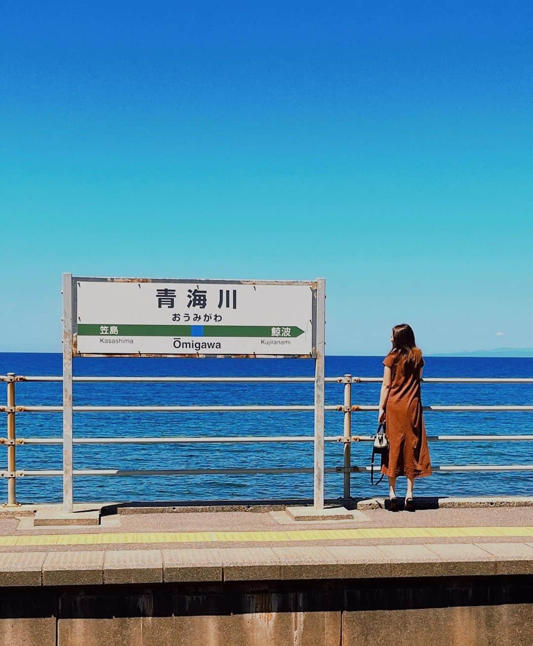 本間紗理奈のインスタグラム：「日本一海に近い駅、 青海川駅🪼💎🩵  ドラマや映画のロケ地として 使われたこともあるんだって😌🫧  ノスタルジック🫶  #青海川駅  #柏崎市  #柏崎市青海川  #日本一海に近い駅  #新潟 #新潟県 #新潟観光」