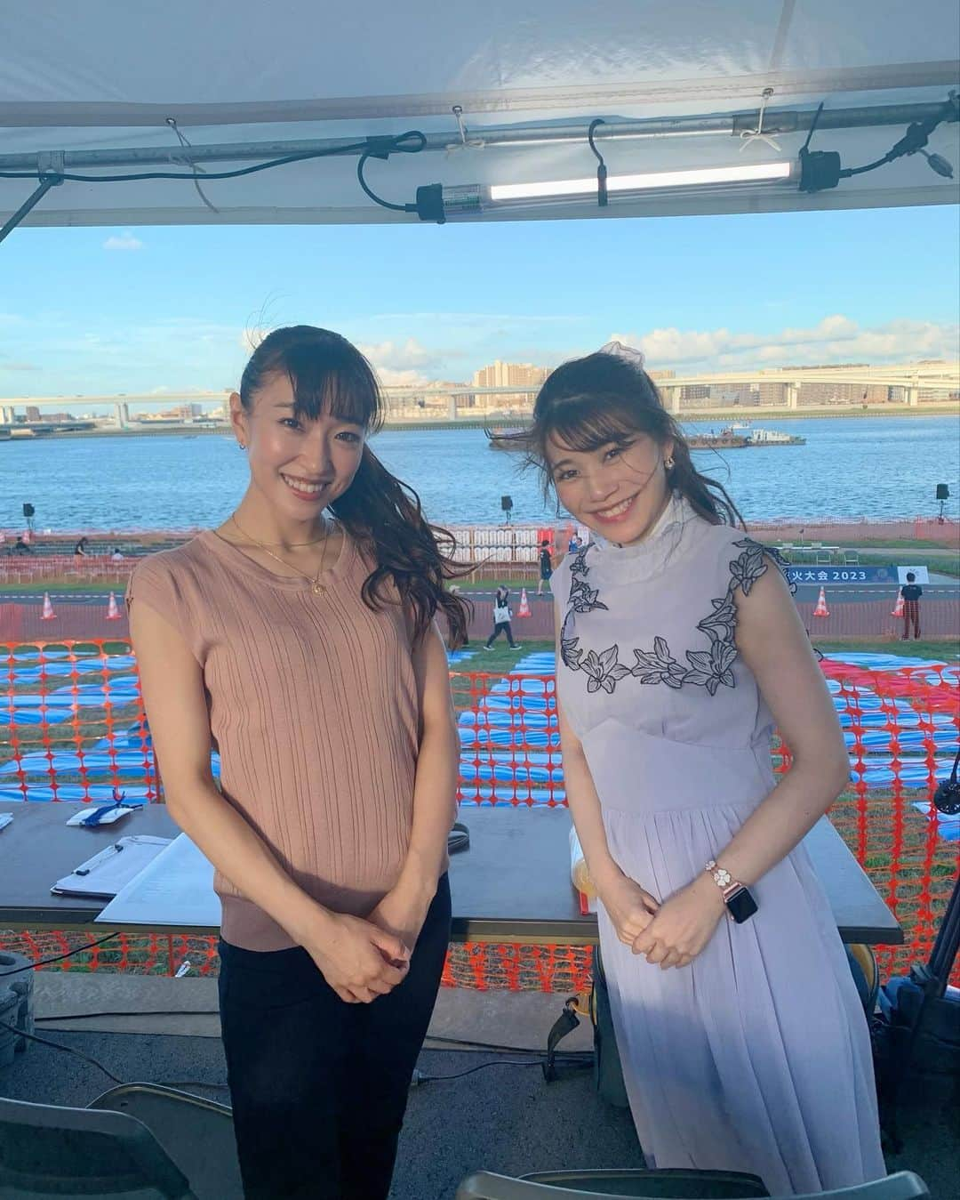 藤田舞美さんのインスタグラム写真 - (藤田舞美Instagram)「❁︎ 江東花火大会2023アナウンスのお仕事でした🎆🎙 セレモニー司会の田中めぐみちゃんと💕 * 自分の声で花火が上がるなんて人生で初めての経験で、鍵屋さんが作った花火のテーマとタイミングに合わせられるようにと必死でしたが、鍵屋さんの花火がそれはそれは素晴らしくて、最初の花火が打ち上がった瞬間感動して泣きそうになりました🥲✨ * 全てのプログラムが終了した後、拍手が沸き起こったのも感激したなぁ🥹 * 3枚目の動画はマネージャーさん撮影の会場の様子です📹 （※音声あり） 雰囲気伝わるかな？ 貴重な経験をありがとうございました💕 * #江東花火大会 #江東花火大会2023 #花火大会 #花火 #宗家花火鍵屋 #鍵屋 #アナウンス #アナウンサー #フリーアナウンサー #mc #fireworks #hanabi」8月12日 11時24分 - maimifujita