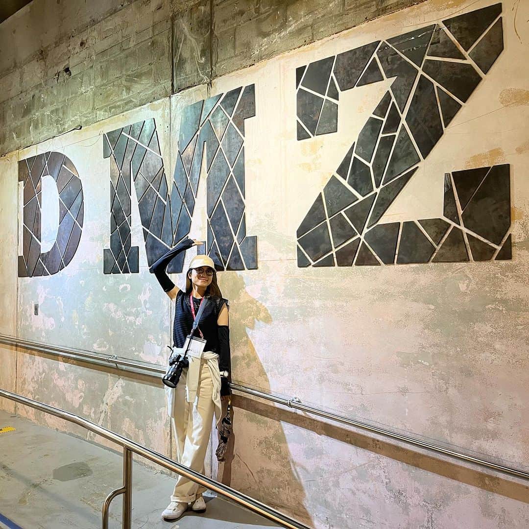 小林希のインスタグラム：「韓国へ行ってきました🇰🇷 今回は、取材ネタを収集しに行っていたのもあって、 毎日2万歩近く歩いて、歩いて、 釜山では初めて新世界スパに行って、サウナ〜してきた。笑 足がスッキリしたし、さいこーでした☺️  今回、前から気になっていた韓半島の非武装地帯（DMZ）へ。 望遠鏡で北朝鮮の人たちが農作業している様子が確認できて、 「え、こんな近いの？」 「あ、自転車乗ってる」 なんて当たり前のことに小さな衝撃を受けました。 うむ、当たり前なんだけどなぁ。 日々、日本で見聞する他国の暮らしなんて、ほんのひと握りの偏ったもので。  ガイドさん曰く、100年で統一を果たせなければ、おそらく未来に統一することはないと言われている、と。 軍人さんもたくさん見かけました。 DMZに徴兵で配属される軍人さんの主な役割は、地雷の撤去らしいです。 北朝鮮がばら撒いた地雷を完全撤去するには、100年かかるそうです。  個人的な感想ですが、来てよかったです。 ただ、めっちゃ暑かった！  #dmz  #韓国 #38度線  #海外旅行」