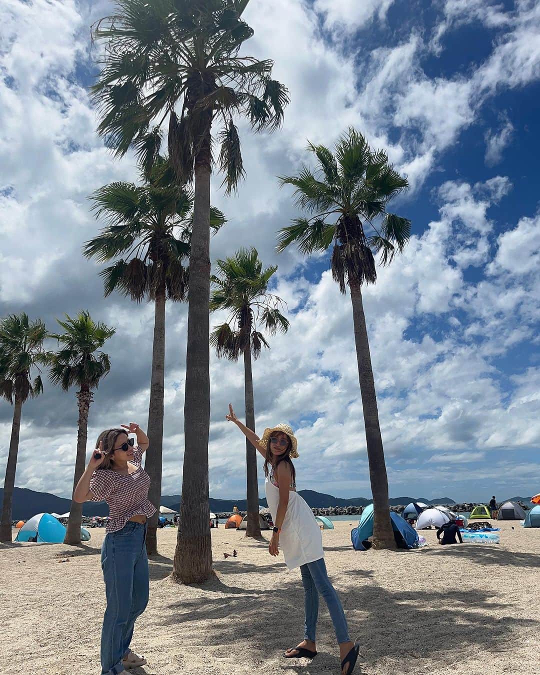 千波のインスタグラム：「2023夏#4 白浜花火大会in和歌山  白良浜のビーチ 砂浜が真っ白でサラサラで 大好き🏖️  花火大会も3500発と小さめですが 花火との距離が近く、 人の圧迫感もなく とても良かったです🎆 金粉が降ってくるような 大きな打ち上げ花火に圧倒されました🎇 すっごくオススメです❣️ 来年も必ず行きます✨  ドライブ、BBQ、花火、海 🎇👙🍖🚗 夏の楽しみを一度に全部できた日✨ 友達がいなければ できていないし 1人では楽しめないから 一緒にこうして 遊んでくれる人が いることが なによりもありがたく、 幸せです🌿 って毎回思うし 毎回胸いっぱいになっちゃう😂 いっぱい笑って、仕事の話もして、食べて、動いて、健康。 my buddy @cheko143  ありがとう🩵🩵  #白良浜 #白浜花火大会  #和歌山 #ヤシの木が好き」