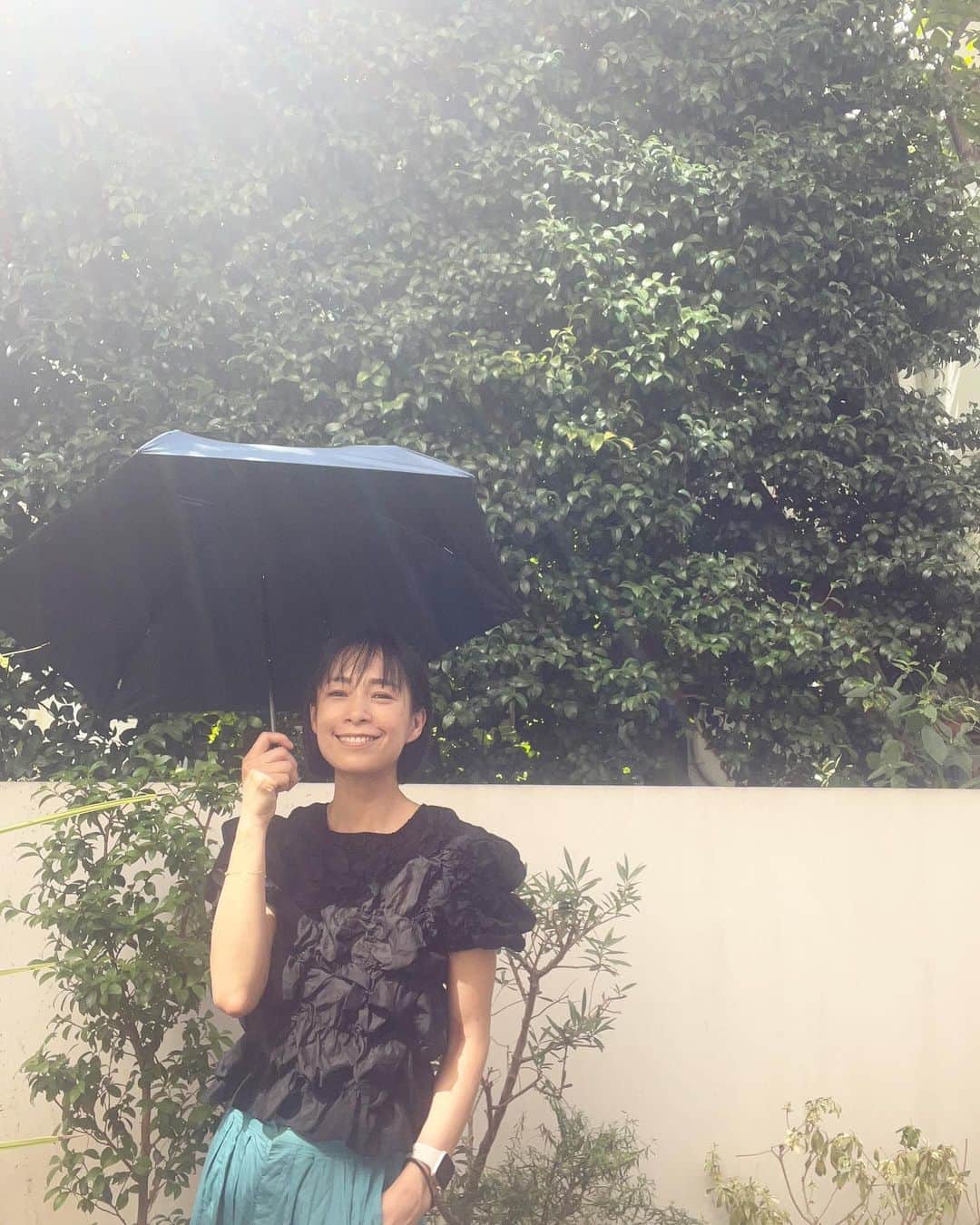 AYUMIさんのインスタグラム写真 - (AYUMIInstagram)「立体感があるデザインが とても素敵で気に入っているトップス✨  田中マヤちゃんのコラボで、ほどよい透け感 と軽い着心地で、暑い日にもピッタリ！  @sh_ki_jp × @tanakamaya_official  夏の相棒の日傘は軽くてコンパクトがマスト  @montbell_official   髪の毛を整えに美容室へ  軽やかな仕上がりで 髪も気持ちよさそう  ルンルン🎶  ヘアーのスタイリング剤は体にも 使える物がうれしい  @ayakoyanagi  @tau_0326   #服も髪も軽やかに #shki  #montbell  #tau」8月12日 11時28分 - ayumiayunco