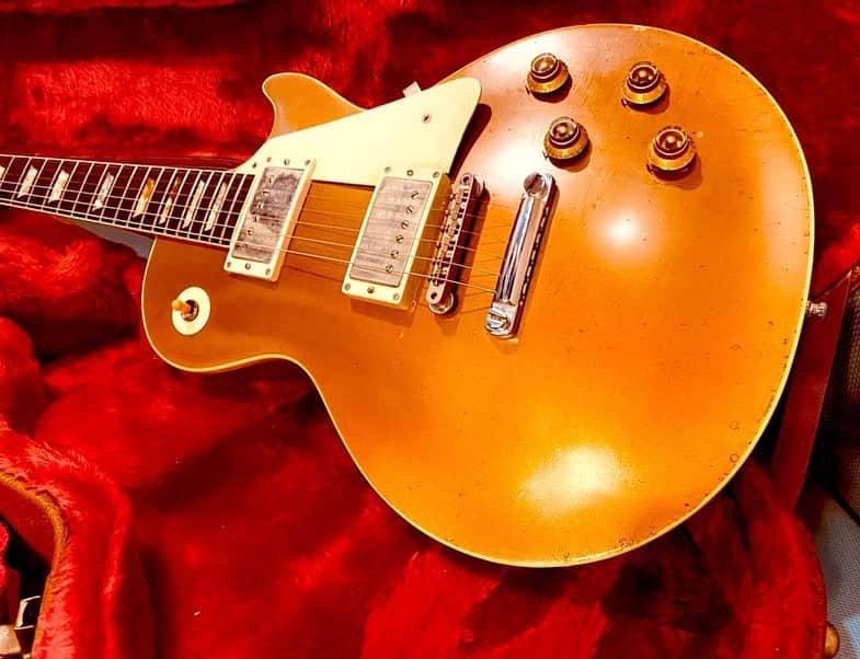 山岸竜之介のインスタグラム：「My new gear…  1968 Gibson Lespaul conversion GOLDTOP  遂に、、レスポールがやってきました ギタートライブの潜入動画で 弾いた時から 忘れられずにいました 元々はp90が付いてるのですが 元々の持ち主が57仕様に改造をしてるので コンバージョンです☺️  さあ お披露目は ワンマンライブ！  @guitartribe」