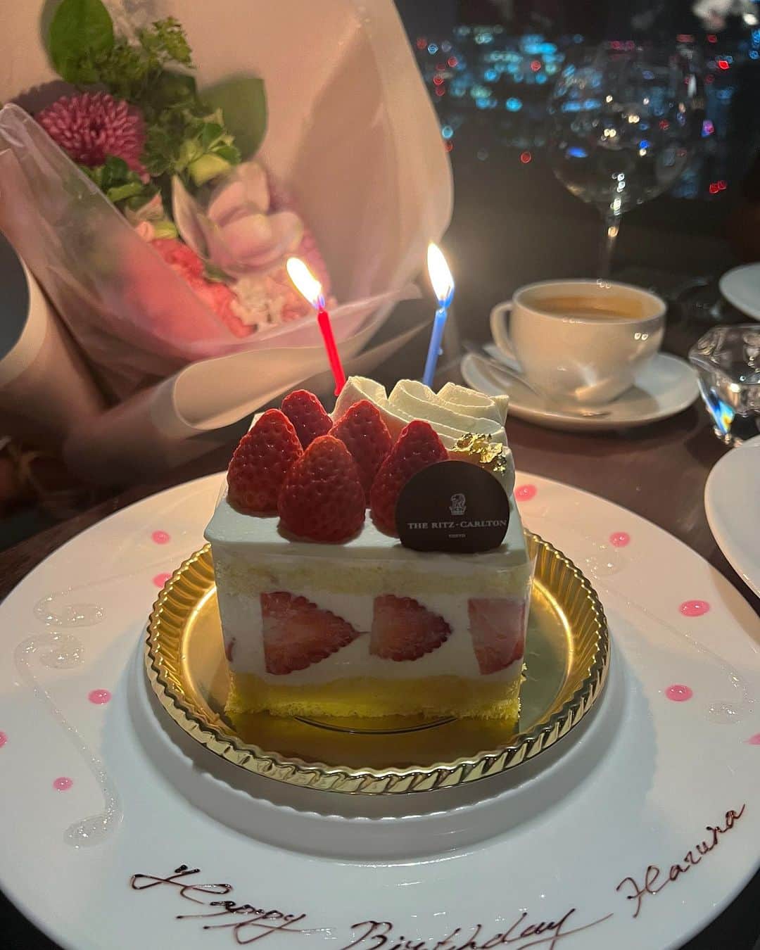 のインスタグラム：「🍸✨  誕生日は7/1です。笑 大人になってなかなか予定が合わなくても、こうして時間を作ってお祝いしてもらえて本当に嬉しい🥰 みんないつもありがとう❤️❤️」