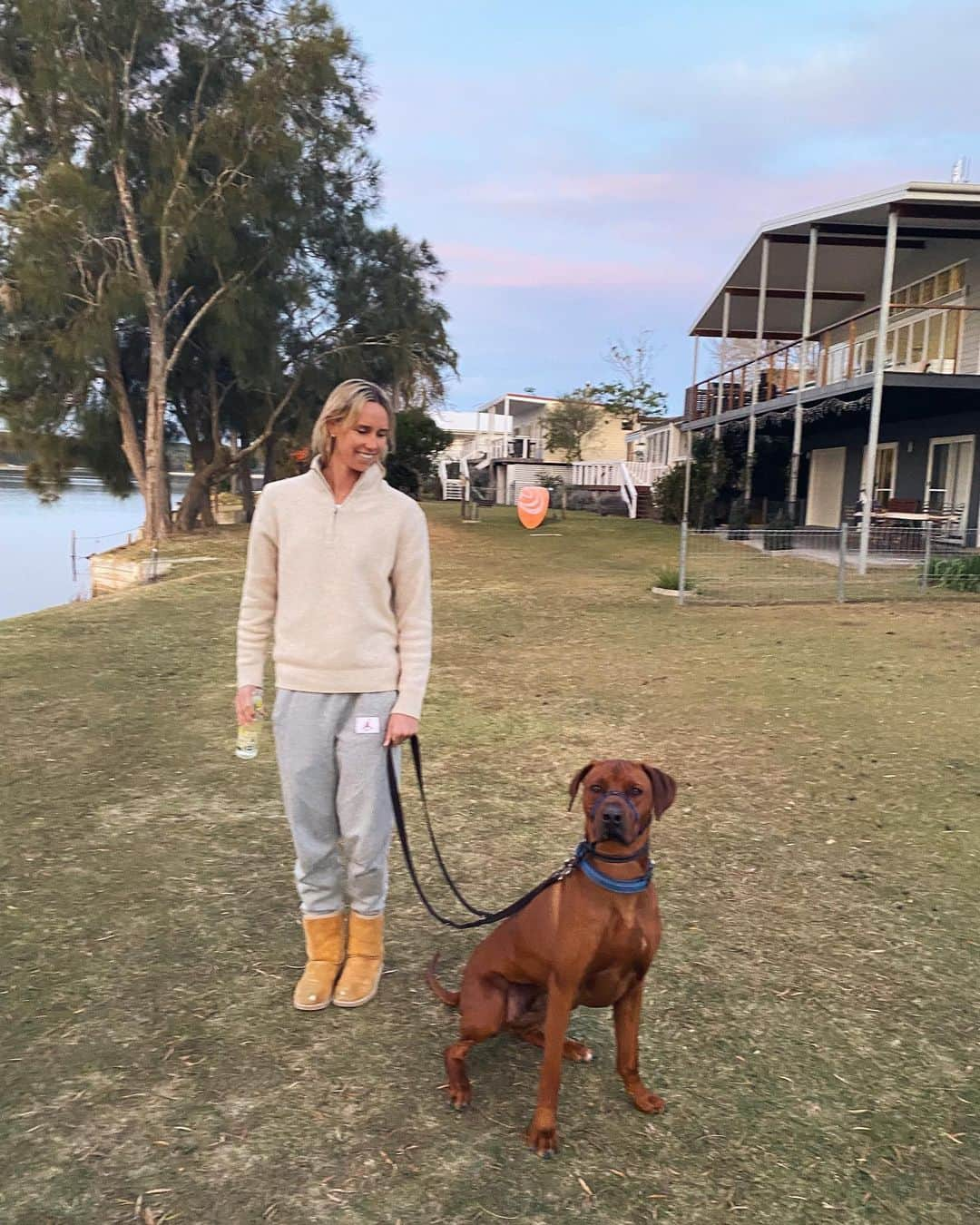 エマ・マッケオンさんのインスタグラム写真 - (エマ・マッケオンInstagram)「Evenings by the lake with my bestie 🐶」8月12日 9時58分 - emmamckeon