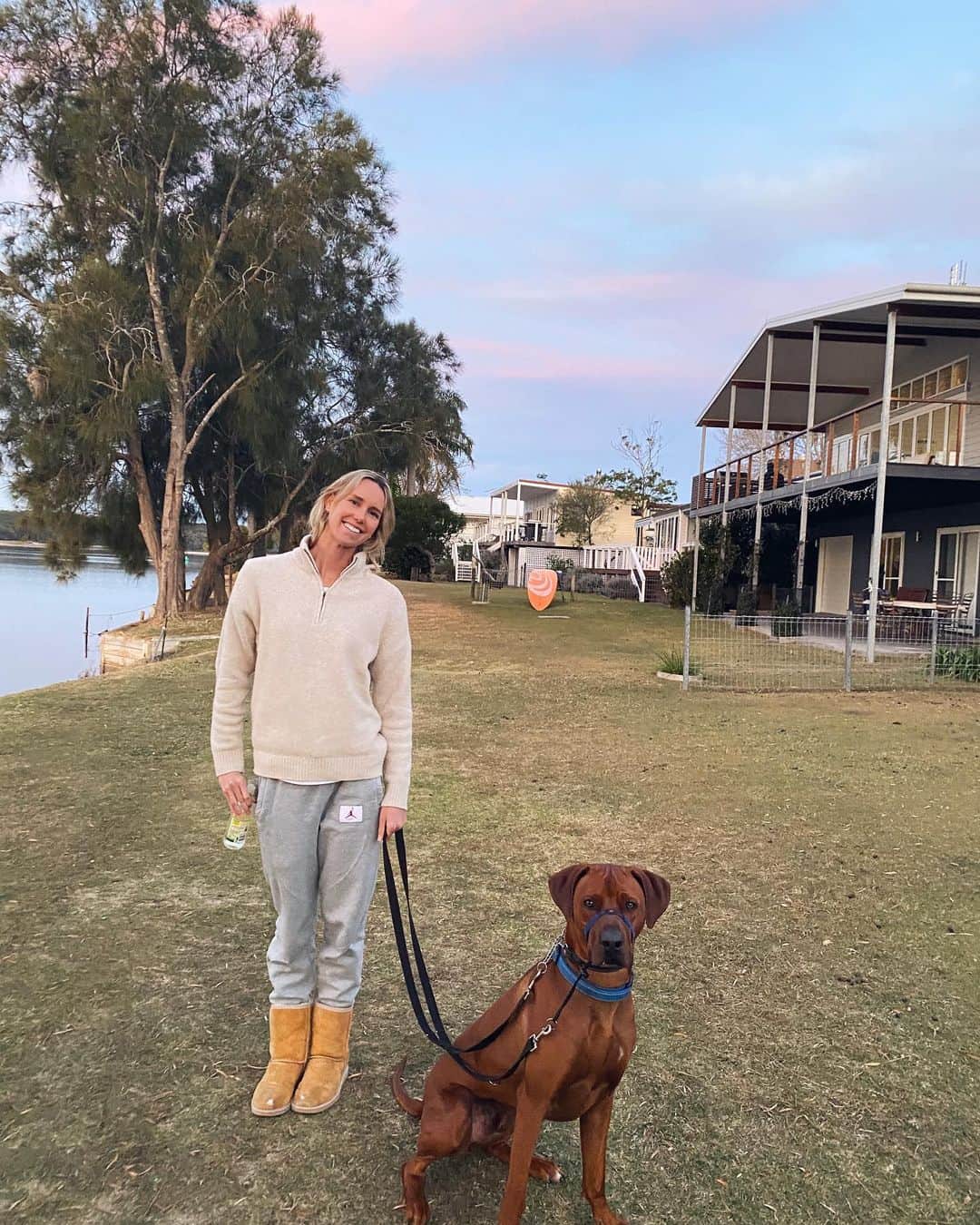 エマ・マッケオンのインスタグラム：「Evenings by the lake with my bestie 🐶」