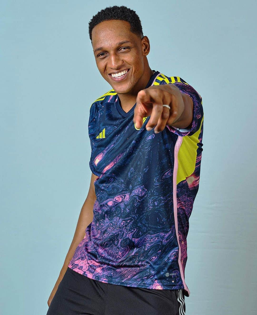 ジェリー・ミナのインスタグラム：「Las acompaño en este nuevo paso por el sueño de todo un país, vamos Colombia 🇨🇴  #adidasfootball」