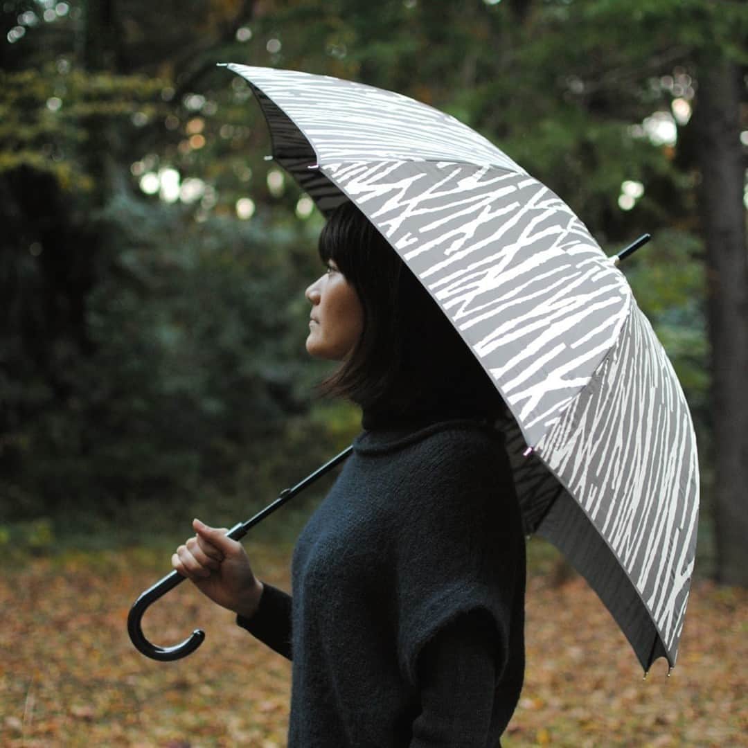 北欧、暮らしの道具店さんのインスタグラム写真 - (北欧、暮らしの道具店Instagram)「これがあれば雨も楽しみに 北欧のシックな大人傘  - - - - - - - - - - - -  今回ご紹介するのは、 北欧デンマークからやってきた シックで大人なBamboo柄の傘。  かわいくなりすぎず、 コーデをそっと支えるデザインは まさに大人が持てる嬉しい傘です。  色はグレーとグリーンの 2種類をご用意しました。  上半身を包んでくれるサイズで、 肩に掛けたバッグなども安心。 しっかり雨から守ってくれます。  畳んだ姿はシュッとスリム。 女性にはちょうど良い大きさです。  ワンタッチで開くので 開閉もとてもスムーズ。 荷物をいっぱい持っていたり、 急いでいるときに嬉しいですね。  お気に入りの傘を持って歩く。 雨の日にしかできない おしゃれがあると思うと、 なんだか雨も楽しみになりそうです。  . ーーー 掲載のアイテムはこちら▼ ーーー . ☑︎ kura / Bamboo / バンブー / 傘 . ▶︎ お買いものはプロフィールのリンクから ご覧くださいね。→@hokuoh_kurashi . #kura #傘#雨傘#北欧#北欧雑貨#雨の日コーデ #fashion#coordinate#ファッション#お買い物#お買いもの#シンプル#シンプルライフ #シンプルデザイン#暮らしを楽しむ#日々の暮らし #北欧#暮らし#北欧暮らしの道具店」8月12日 10時00分 - hokuoh_kurashi