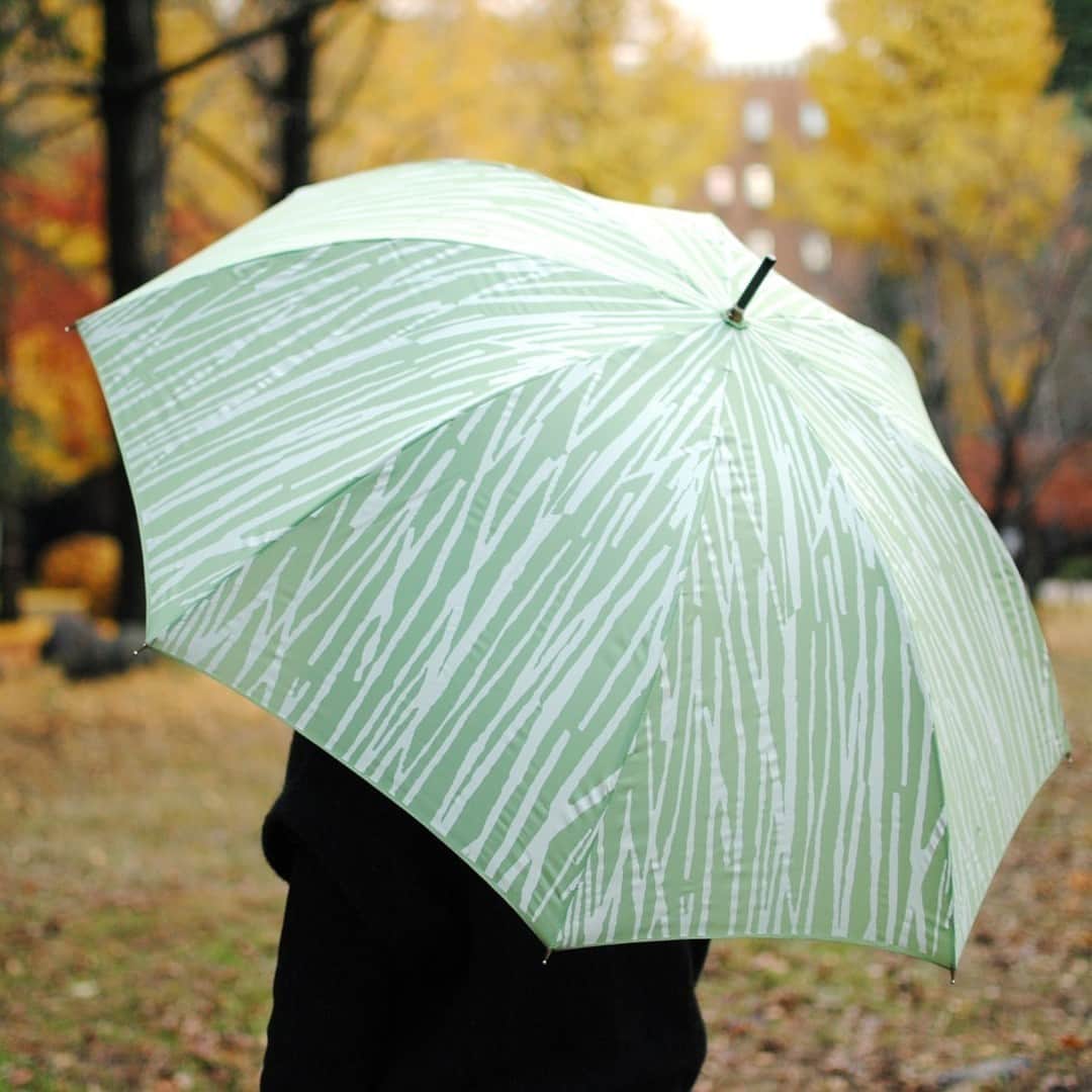 北欧、暮らしの道具店さんのインスタグラム写真 - (北欧、暮らしの道具店Instagram)「これがあれば雨も楽しみに 北欧のシックな大人傘  - - - - - - - - - - - -  今回ご紹介するのは、 北欧デンマークからやってきた シックで大人なBamboo柄の傘。  かわいくなりすぎず、 コーデをそっと支えるデザインは まさに大人が持てる嬉しい傘です。  色はグレーとグリーンの 2種類をご用意しました。  上半身を包んでくれるサイズで、 肩に掛けたバッグなども安心。 しっかり雨から守ってくれます。  畳んだ姿はシュッとスリム。 女性にはちょうど良い大きさです。  ワンタッチで開くので 開閉もとてもスムーズ。 荷物をいっぱい持っていたり、 急いでいるときに嬉しいですね。  お気に入りの傘を持って歩く。 雨の日にしかできない おしゃれがあると思うと、 なんだか雨も楽しみになりそうです。  . ーーー 掲載のアイテムはこちら▼ ーーー . ☑︎ kura / Bamboo / バンブー / 傘 . ▶︎ お買いものはプロフィールのリンクから ご覧くださいね。→@hokuoh_kurashi . #kura #傘#雨傘#北欧#北欧雑貨#雨の日コーデ #fashion#coordinate#ファッション#お買い物#お買いもの#シンプル#シンプルライフ #シンプルデザイン#暮らしを楽しむ#日々の暮らし #北欧#暮らし#北欧暮らしの道具店」8月12日 10時00分 - hokuoh_kurashi