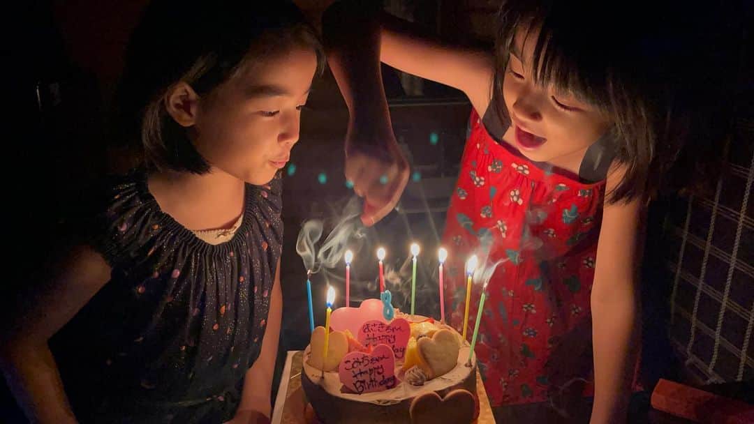 菊井亜希のインスタグラム：「8.11山の日⛰️ ほさき、こみち Happy Birthday!!!  1日に2回もお祝いしてもらった Lucky girls🥳🎂🫧  これからもふたりに 沢山の幸せが訪れますように…🫶🏻💫  8歳おめでとう😘」