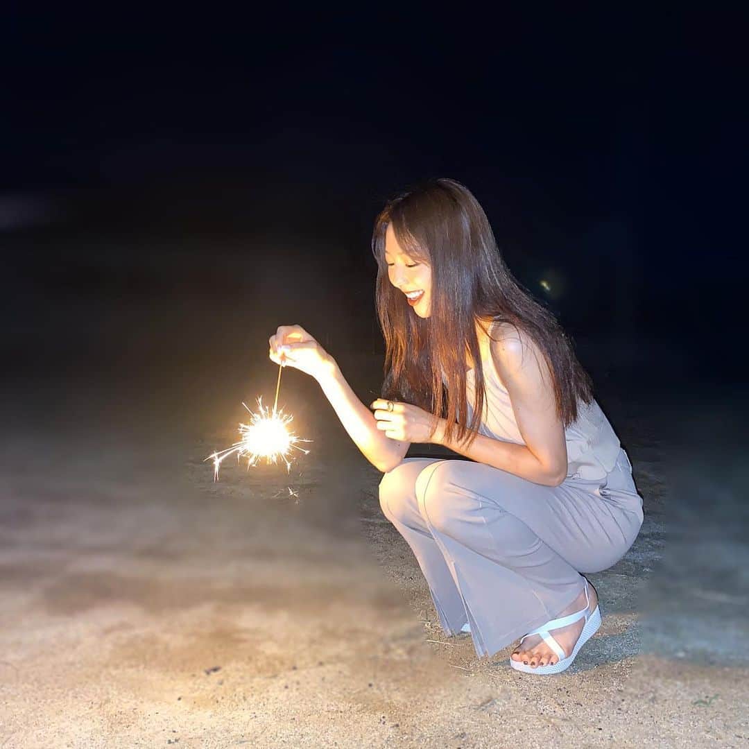 加藤桃子のインスタグラム：「今年も花火したよ🎆💕  #hanabi  #japanculture  #japanesegirl  #summer  #花火 #手持ち花火」