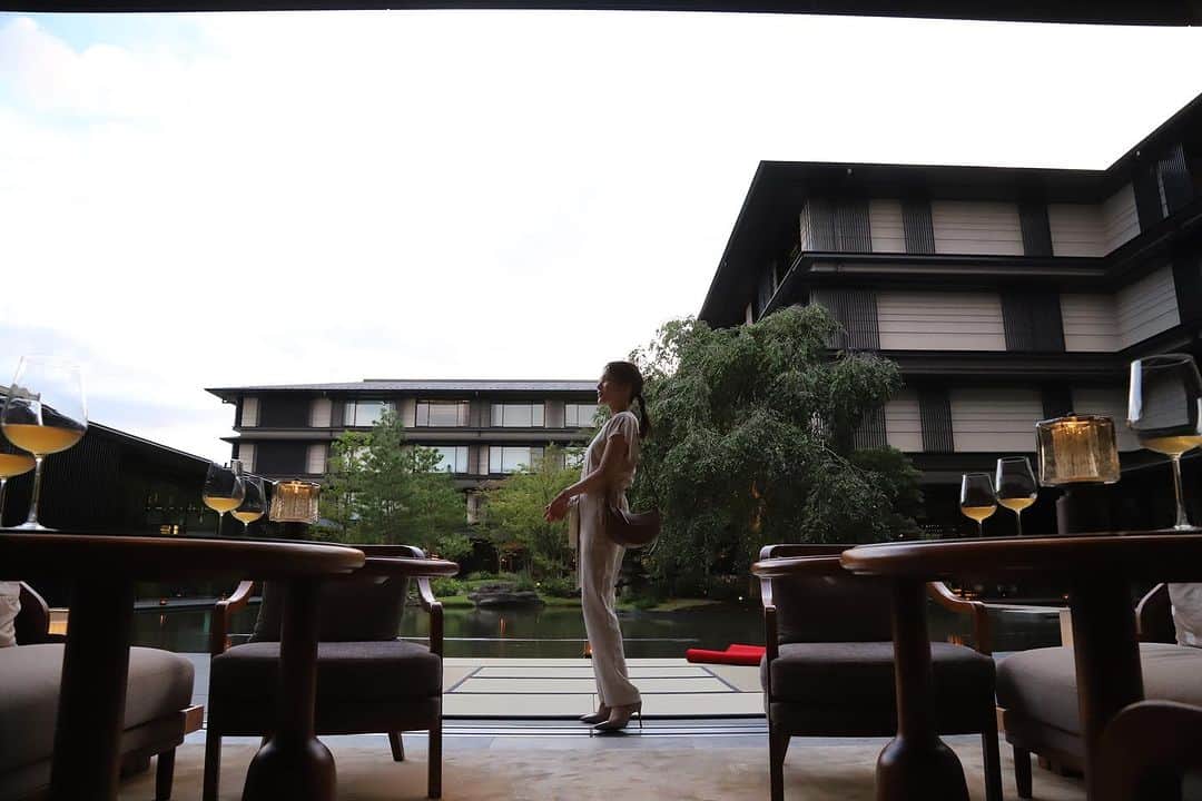 入山杏奈さんのインスタグラム写真 - (入山杏奈Instagram)「先日、世界遺産二条城前にあるHOTEL THE MITSUI KYOTOへ🍃  ホテルで開催中のサントリーウイスキー響と、HOSOO古代染色研究所のコラボレーション「HIBIKI THE HARMONY＠HOTEL THE MITSUI KYOTO」プロジェクトのプレミアムディナーをいただきました。  ホテル自慢の日本庭園を眺めながら、京都食材と京都水でつくられたフォン（出汁）を中心に創作されたお料理に響のペアリング。 上品でとっても美味しく、ウイスキーのたくさんの飲み方を学びました☻  何にも変えられないウェルネスで贅沢な休日でした...🥹 他にもお写真撮っていただいたのでまた投稿します🐈♡  #hotelthemitsuikyoto  #ホテルザミツイキョウト  El otro día fui al HOTEL THE MITSUI KYOTO frente a un Patrimonio de la Humanidad llamado Castillo de Nijo 🏯🌕  Tuvimos una cena premium para el proyecto "HIBIKI THE HARMONY@HOTEL THE MITSUI KYOTO", una colaboración entre Suntory Whisky Hibiki y HOSOO Historical Japanese Natural Dyeing Research Lab, que se lleva a cabo en el hotel.  Mientras contemplaba el orgulloso jardín japonés del hotel, disfruté de maridajes de platos creados con fond (caldo de sopa) elaborado con ingredientes de Kioto y agua de Kioto. Con clase y muy delicioso, aprendí muchas formas de tomar whisky ☻  Fue un día insustituible de bienestar y lujo🥹♡」8月12日 10時09分 - iamannairiyama