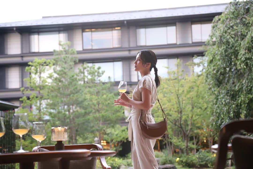 入山杏奈のインスタグラム：「先日、世界遺産二条城前にあるHOTEL THE MITSUI KYOTOへ🍃  ホテルで開催中のサントリーウイスキー響と、HOSOO古代染色研究所のコラボレーション「HIBIKI THE HARMONY＠HOTEL THE MITSUI KYOTO」プロジェクトのプレミアムディナーをいただきました。  ホテル自慢の日本庭園を眺めながら、京都食材と京都水でつくられたフォン（出汁）を中心に創作されたお料理に響のペアリング。 上品でとっても美味しく、ウイスキーのたくさんの飲み方を学びました☻  何にも変えられないウェルネスで贅沢な休日でした...🥹 他にもお写真撮っていただいたのでまた投稿します🐈♡  #hotelthemitsuikyoto  #ホテルザミツイキョウト  El otro día fui al HOTEL THE MITSUI KYOTO frente a un Patrimonio de la Humanidad llamado Castillo de Nijo 🏯🌕  Tuvimos una cena premium para el proyecto "HIBIKI THE HARMONY@HOTEL THE MITSUI KYOTO", una colaboración entre Suntory Whisky Hibiki y HOSOO Historical Japanese Natural Dyeing Research Lab, que se lleva a cabo en el hotel.  Mientras contemplaba el orgulloso jardín japonés del hotel, disfruté de maridajes de platos creados con fond (caldo de sopa) elaborado con ingredientes de Kioto y agua de Kioto. Con clase y muy delicioso, aprendí muchas formas de tomar whisky ☻  Fue un día insustituible de bienestar y lujo🥹♡」