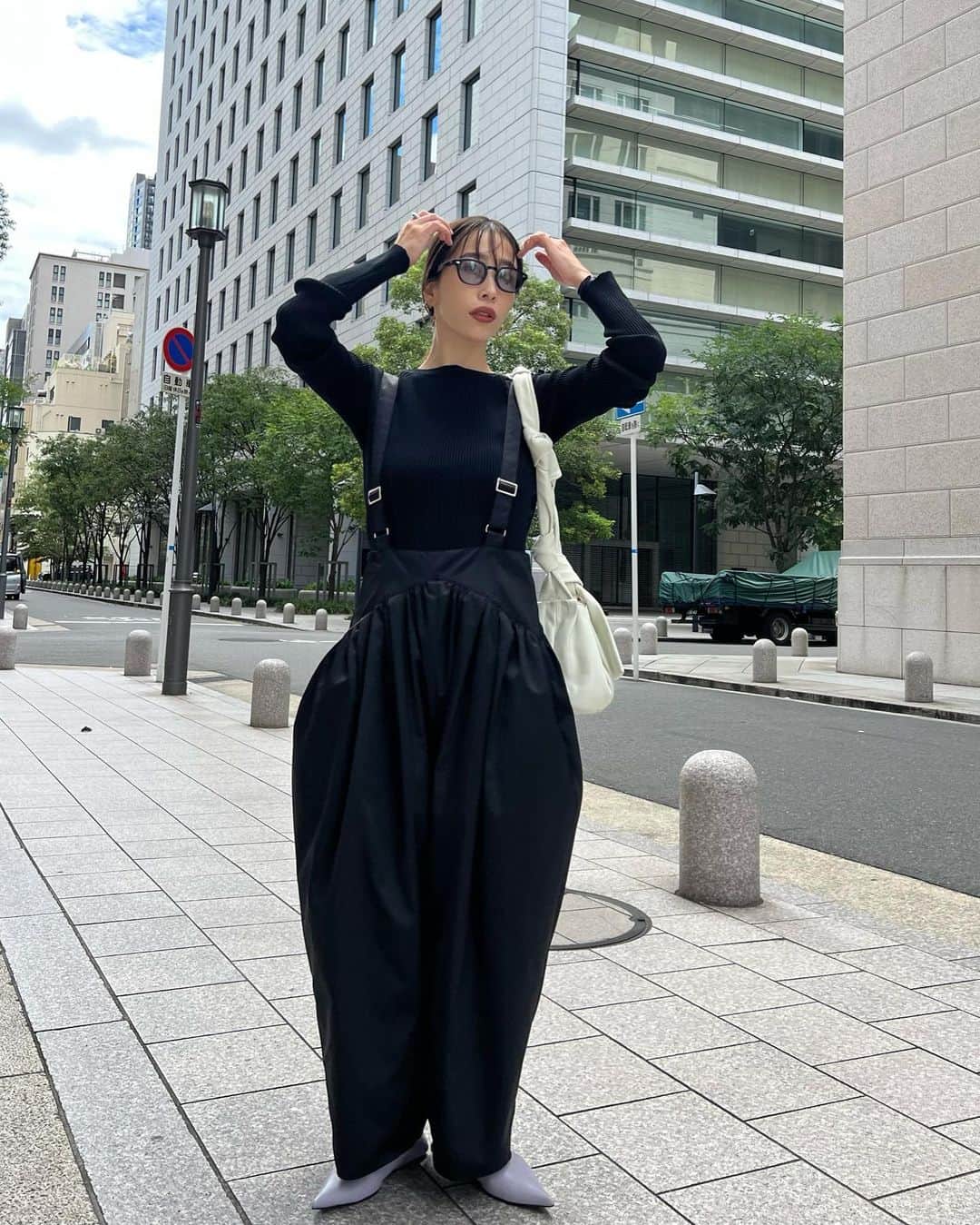 山内一世のインスタグラム：「🖤 @meer._official  23FW COLLECTION  肩にミニリボンを施したシンプルながらも存在感のあるSHOULDER RIBBON RIB KNIT TOP🎗️ FIT-TECというバネのようならせん状の分子構造により動きを加えても"戻ろう"とする形状回復性を発揮するニットです。 型崩れを抑えて体に沿った美しいシルエットを保ち、クッション性があり、ソフトで滑らかな肌触りです。  それに、サンプルが上がったとき想像以上に可愛くて高揚した思い入れのある、BALLOON GATHERED STRAP PANTS🔗 光沢感のあるヴィンテージナイロンツイル生地を使用。 ウエスト辺りにふんだんに施したギャザーとタックから緩やかに広がるボトム部分が、存在感溢れるデザインに仕上げました。 下半身のラインもカバーしてくれる上、幅広い身長差の方にもご着用いただけるよう、アジャスター部分で調節可能です。 インナーを変化させるだけで、シーズンレスでスタイリングをお楽しみいただきます🫶  その他、 TIE LEATHER BALL BAG THIN HOOP EARRINGS 全て23FWの新作です📇  23FW 公開まであと少し🗞️ 8/19(sat.)12:00〜PRE ORDERもスタートいたします！♡  #meer_23aw」