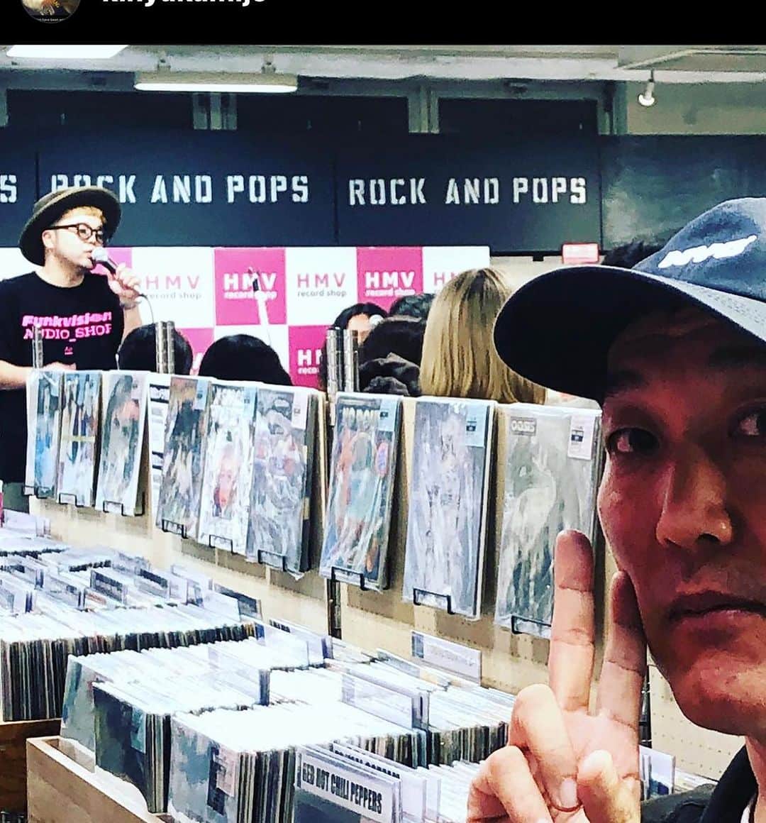 西寺郷太のインスタグラム：「木曜日夜、19時30分。さぁ、インストアライブをキーボードの大樋ゆう大 @talebsbass 君とふたりで始めようかと椅子に座り、マイクに向かった瞬間。  HMV record shop に PENPALS 、元 STARWAGON のドラマー上条欽也さん @kinyakamijo が入店される姿を発見！欽也さんは自伝的小説「90's ナインティーズ」（文藝春秋）にも中心的な存在として登場する大先輩で、いつも優しい恩人。個展にまで来てくださりなおかつライブも！この日は夜別仕事があり、一緒にゆっくり話せなかったのが残念でしたが、最初に「自由の小鳥 Bird Song」のデモテープを渡した時、欽也さん、盛也さんの上条兄弟が熱く褒めてくださったことから自信もついたし、今のノーナ、自分に繋がっていると思ってます。  欽也さん、ありがとうございました！一緒に音楽を作ったり、対バンなどしたいです！  インストアライブ中の写真、ありがとうございました^ ^！」