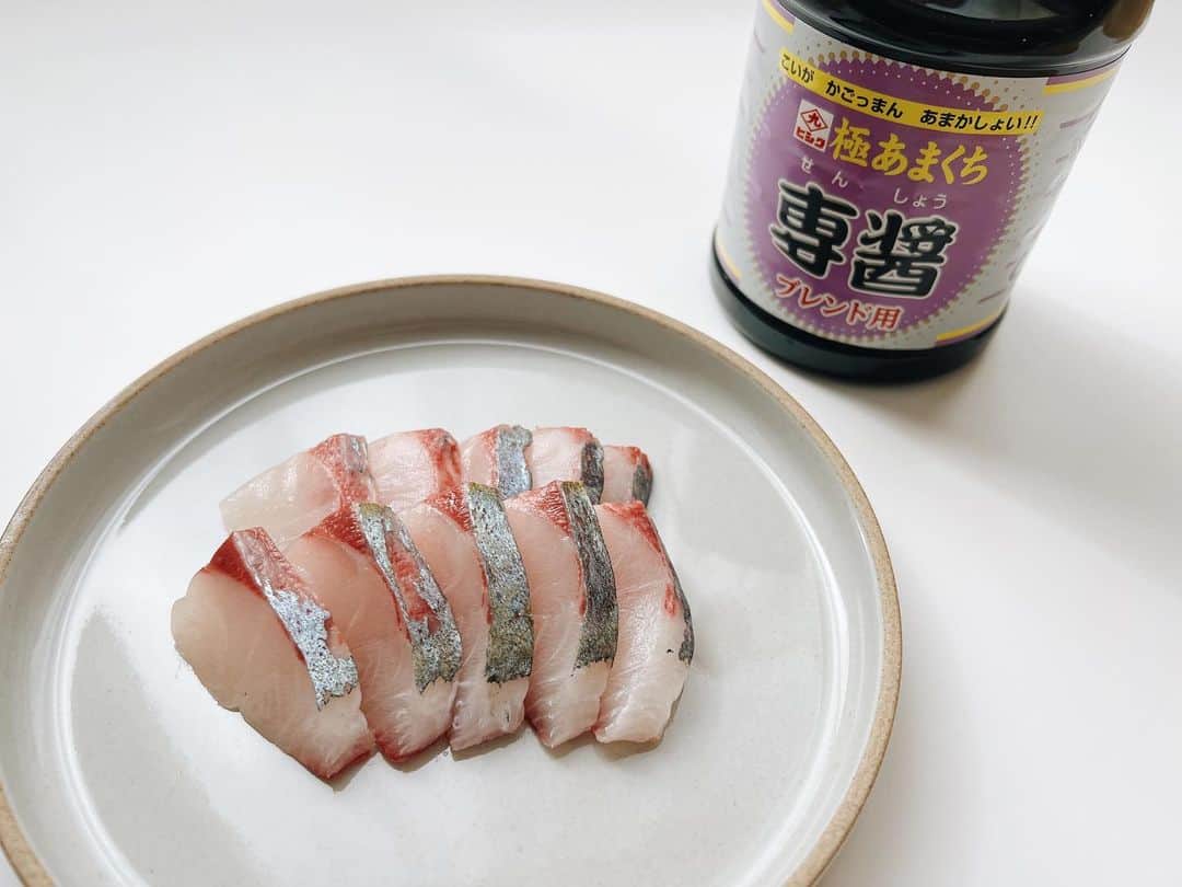 石川文菜のインスタグラム：「カタタの釣堀でいただいた縞鯵は刺身に。  醤油はヒシクの専醤。 職場の人たちも購入して使ってくれているみたいで嬉しい😊  刺身醤油としてだけでなく、煮付けや肉じゃがとか普段の料理から役立つのでおすすめ。 (かれこれ7年以上リピートしてる💡)  @hishiku1870 では活用したレシピとかも載っているから参考にしてみて！  このお盆期間は体調がちょっと良くないので、安静にしてます🛌 みなさんも体調崩されませんように👏🏻  次のフィード投稿は定期的な影クマ🐻レポです📝」