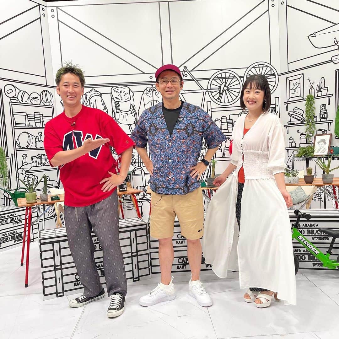 川島恵のインスタグラム：「8月5(土)の衣装♪今日もぜひご覧くださいね👚👖 ・ #つづくさんのどようだよ #どようだよ #衣装 #番組衣装 #衣装協力 #スタイリスト　#大西春奈 #コーディネート」
