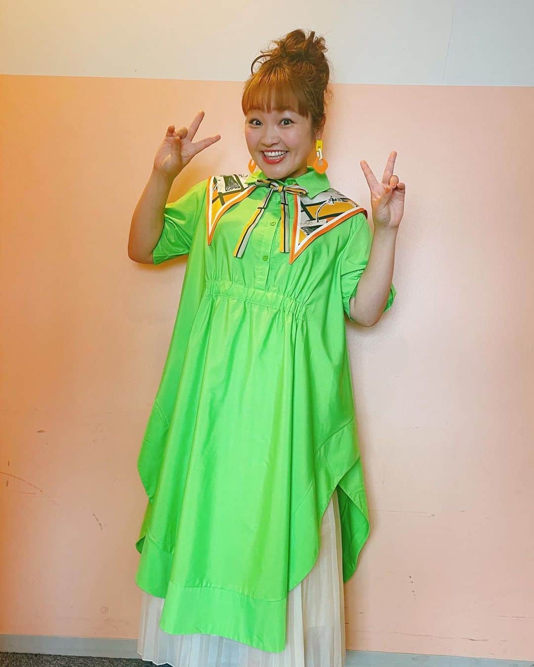 柳原可奈子さんのインスタグラム写真 - (柳原可奈子Instagram)「遅くなっちゃったけど💦 7月の「嗚呼‼️みんなの動物園」と「THEカラオケ☆バトル」のお衣装です😊💕  最初の写真は、🐈のりしおの卒業スペシャルの時の衣装👗 前回の収録でピンクを着させてもらった　@saruche_india.jp の ワンピースの色違い💛素敵💛 最近イエローにハマっていて、収録の時に塗るネイルもイエローが多いんだ〜💅 (どれも昔の限定色だけどサラサラと中身変わらず塗れてるよ😊)  そして「カラオケ☆バトル」の方は @lilancitta  のワンピースにスタイリスト彩乃ちゃん私物の襟をつけました😍 この日はインスタライブでみんなと色を相談しながらメイク💄楽しかった〜❣️またよろしくお願いします❤️  「カラオケ☆バトル」は「強制終了」の新コーナーもスタートしたよ🎤🎵 事前にお知らせし忘れちゃって申し訳ないのだけど💦観たよって方🫶ぜひ感想聞かせてね💕  DAMさんの機械で「完唱!歌いきりまショー!!」というのがあって、カラオケボックスで実際に遊べるものなんだって🤭 最後まで歌いきれたらすごいよね‼️  🌻  お盆はいかがお過ごしですか？😊 私は久しぶりに親戚に会う予定だよ❣️娘たち人見知りするかな？😆 また投稿するね👋  #カラオケバトル  #嗚呼みんなの動物園  #音楽機能はじめて使ってみる！好きな歌の好きな部分つけてみるね❤️ #陽水さーん❣️ #あれっなんか画像大きい？🤣笑」8月12日 10時31分 - yanagihara_kanako_