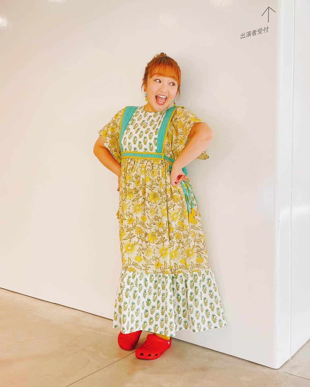 柳原可奈子さんのインスタグラム写真 - (柳原可奈子Instagram)「遅くなっちゃったけど💦 7月の「嗚呼‼️みんなの動物園」と「THEカラオケ☆バトル」のお衣装です😊💕  最初の写真は、🐈のりしおの卒業スペシャルの時の衣装👗 前回の収録でピンクを着させてもらった　@saruche_india.jp の ワンピースの色違い💛素敵💛 最近イエローにハマっていて、収録の時に塗るネイルもイエローが多いんだ〜💅 (どれも昔の限定色だけどサラサラと中身変わらず塗れてるよ😊)  そして「カラオケ☆バトル」の方は @lilancitta  のワンピースにスタイリスト彩乃ちゃん私物の襟をつけました😍 この日はインスタライブでみんなと色を相談しながらメイク💄楽しかった〜❣️またよろしくお願いします❤️  「カラオケ☆バトル」は「強制終了」の新コーナーもスタートしたよ🎤🎵 事前にお知らせし忘れちゃって申し訳ないのだけど💦観たよって方🫶ぜひ感想聞かせてね💕  DAMさんの機械で「完唱!歌いきりまショー!!」というのがあって、カラオケボックスで実際に遊べるものなんだって🤭 最後まで歌いきれたらすごいよね‼️  🌻  お盆はいかがお過ごしですか？😊 私は久しぶりに親戚に会う予定だよ❣️娘たち人見知りするかな？😆 また投稿するね👋  #カラオケバトル  #嗚呼みんなの動物園  #音楽機能はじめて使ってみる！好きな歌の好きな部分つけてみるね❤️ #陽水さーん❣️ #あれっなんか画像大きい？🤣笑」8月12日 10時31分 - yanagihara_kanako_