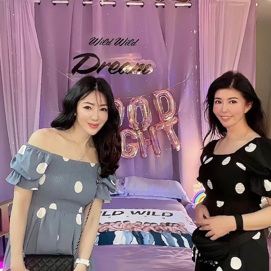 今堀恵理のインスタグラム：「韓国イケメンマッチョ達によるスペシャルショー (女性限定・19禁) @wildwild_official  韓国ソウルで女子しか入れない楽しい場所😍😍😍  こちらは事前に @kkdayjp さんで予約して行きました😉 スムーズに手配出来るから韓国旅行の時は KKdayを使って色んな予約をしてます 3枚目以降のお写真を見たらファンタジーな世界の想像がつきます😆  私達2人は  @kkdayjp さんで予約したオルチャンメイク💄  そして @shein_japan @sheinofficial のお揃いコーデ  黒のドットワンピース 10895058 水色ドットワンピース 10988646 SHEINの割引クーポン有ります  【eriimahori】〜9月末日使用可能  次の韓国旅行のプランをもうそろそろ考えないと😆  #韓国マッチョ #ワイルドワイルド #SHEIN  #SHEINforAll  #ad」