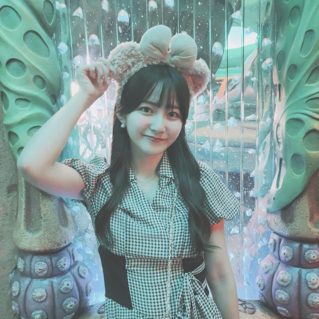 高橋真生のインスタグラム：「🧜🏻‍♀️♡ 昨日お友達とディズニー行ってきました◎ 大好きなマーメイドラグーンの中でお写真撮ってもらった👍🏻  #ディズニーシー  #ディズニー好きな人と繋がりたい  #マーメイドラグーン  #ootd」