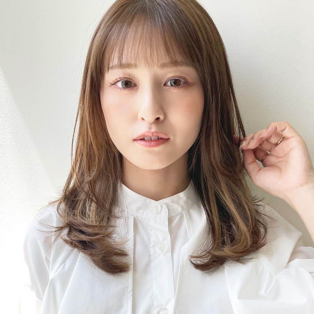 上遠野裕樹のインスタグラム：「ワンカールミディアムヘア ✨オーダーのご参考に！ . 理想な髪型になるようにデザインさせていただきます！ . . ☑︎毎日なんかキマらない ☑︎かわいい髪型にしたい ☑︎艶が欲しい ☑︎キレイに伸ばしたい ☑︎前のカットで失敗された . 1つでも当てはまる方はご相談ください！ ． 自信をもってキレイにサラサラにします。 . ご予約はプロフィールURLからホットペッパー、またはインスタに直接DMでお受けしてます。 . 誰もが持つ髪のお悩み。一緒に解決していけたらと思います。全力でキレイにさせていただきます。 . Agnos青山  03-5469-3344 東京都南青山5-11-10南青山511ビル3F ----------------------------  #ミディアム #ミディアムスタイル #大人ミディアム #大人ヘア #ミディアムヘア #ミディアムヘアカタログ #ワンカール  #レイヤー #似合わせカット #似合わせ #顔まわりカット  #ひし形シルエット #大人かわいい  #小顔カット #ヘアカタログ #モテ髪」
