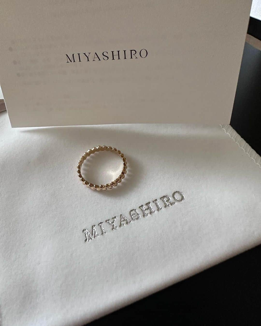 大友愛さんのインスタグラム写真 - (大友愛Instagram)「💍✨  @miyashirojewelry  #ソーンナローリング  「Thorn Narrow(ソーン ナロー)リング」 重ね付けも可愛い😍 角度によって雰囲気も変わるのでとっても素敵ぃ😚💕  私は鈴婚式に💍👩‍❤️‍👨 #結婚10周年  #鈴婚式 #アニバーサリー  記念日はもちろん🥹嬉しいけど 何気ない🎁プレゼントって サプライズがあってホント嬉しい☺️」8月12日 10時43分 - ai_dayooon