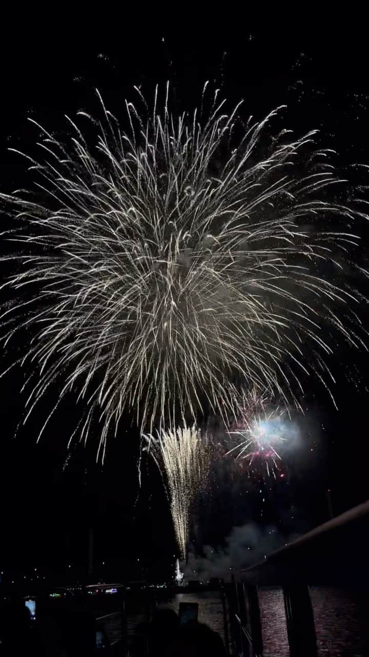遊海 Yuumiのインスタグラム：「Summer in Japan 🇯🇵  Fireworks from yakata boat Japanese traditional cruise ❤️ by @tokyobayshiomi_princehotel   #tokyobayshiomiprincehotel #fireworks #japan #visitjapan #tokyo #visittokyo #花火　#屋形船」