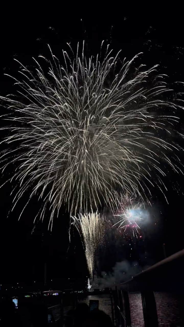 のインスタグラム：「Summer in Japan 🇯🇵  Fireworks from yakata boat Japanese traditional cruise ❤️ by @tokyobayshiomi_princehotel   #tokyobayshiomiprincehotel #fireworks #japan #visitjapan #tokyo #visittokyo #花火　#屋形船」