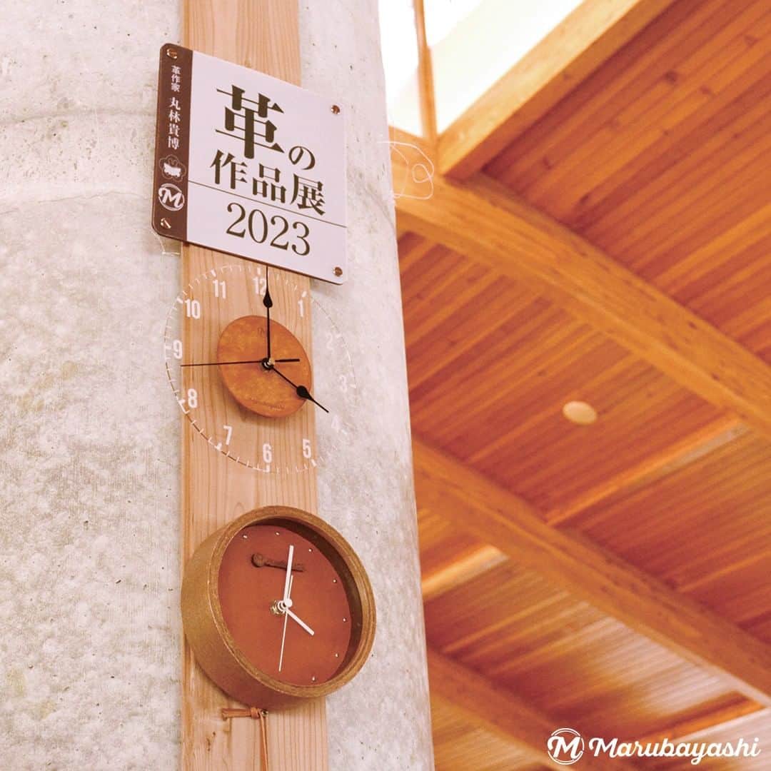 MARUBAYASHIのインスタグラム：「*  ８月29日㈫まで開催している作品展。 淡路島へお越しの際は 是非お立ち寄りください。 ........................................................ 【革作家 丸林貴博 革の作品展2023】 場所：五色図書館（兵庫県洲本市） 期間：8/1(火)〜8/29(火) ［水・月末休館］ 開館時間：午前10時〜午後６時 入場：無料 住所：兵庫県洲本市五色町鮎原南谷59 電話：0799-32-1693 ........................................................  #レザークラフト#leatherhandmade #leatherdesign #leatherproduct #handmade #leatherlove #leatherlife #革好き #革のある暮らし」