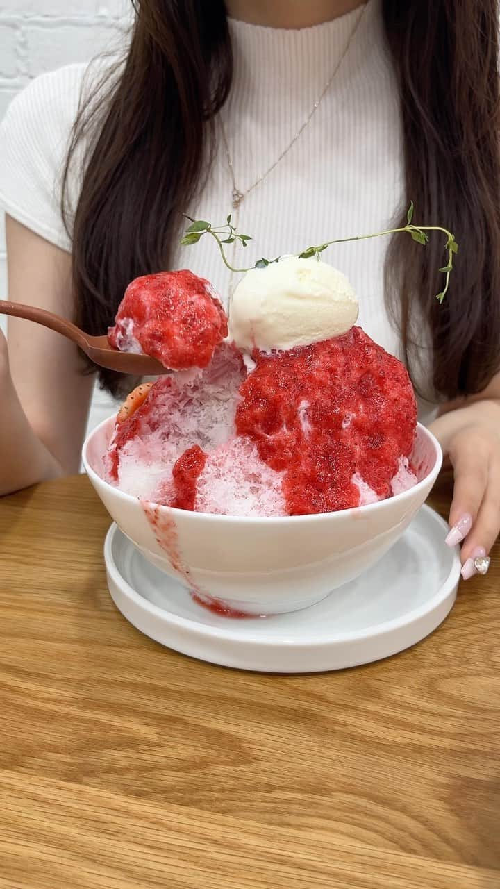 のインスタグラム：「. 新大久保に期間限定でオープンしたピンスのお店🍧 @uyudang.tokyo  @hanurlee_home   苺も桃も美味しすぎて‎ 一瞬でなくなったᐡ ߹߹ ᐡ  8月末までなのでお早めに🫨  📍우유당 UYUDANG @uyudang.tokyo  住所 : 東京都新宿区新大久保1-16-19 1F 営業時間 : 11:00~19:00  #新大久保カフェ#新大久保グルメ #かき氷#ピンス#韓国カフェ」