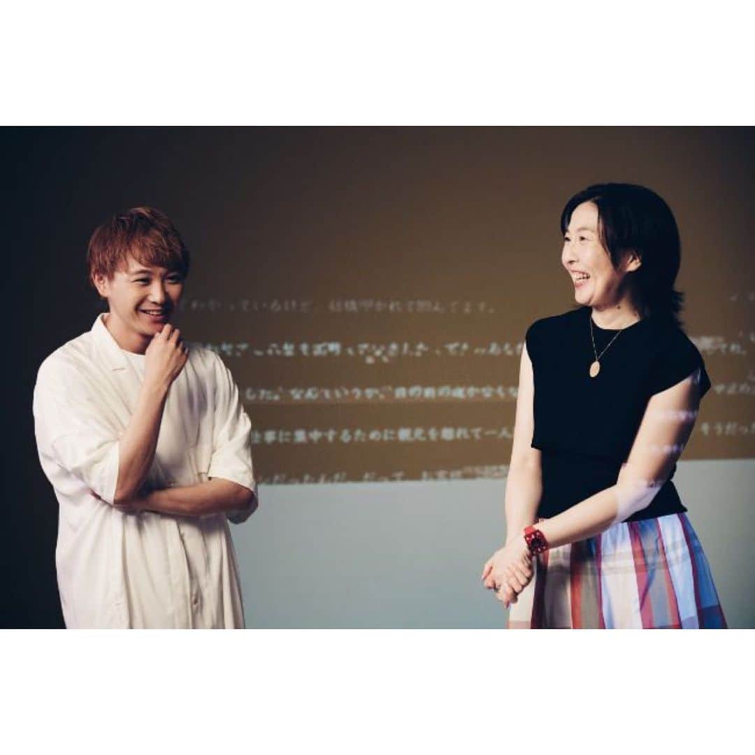 須賀健太のインスタグラム：「脚本家・演出家の藤井清美さんの小説 『わたしにも、スターが殺せる』 についての対談をさせて頂きました！  コロナ禍に入ったあの頃の心境や、 自分の舞台に対する想いなどもお話しさせていただいています。  ぜひチェックを！」