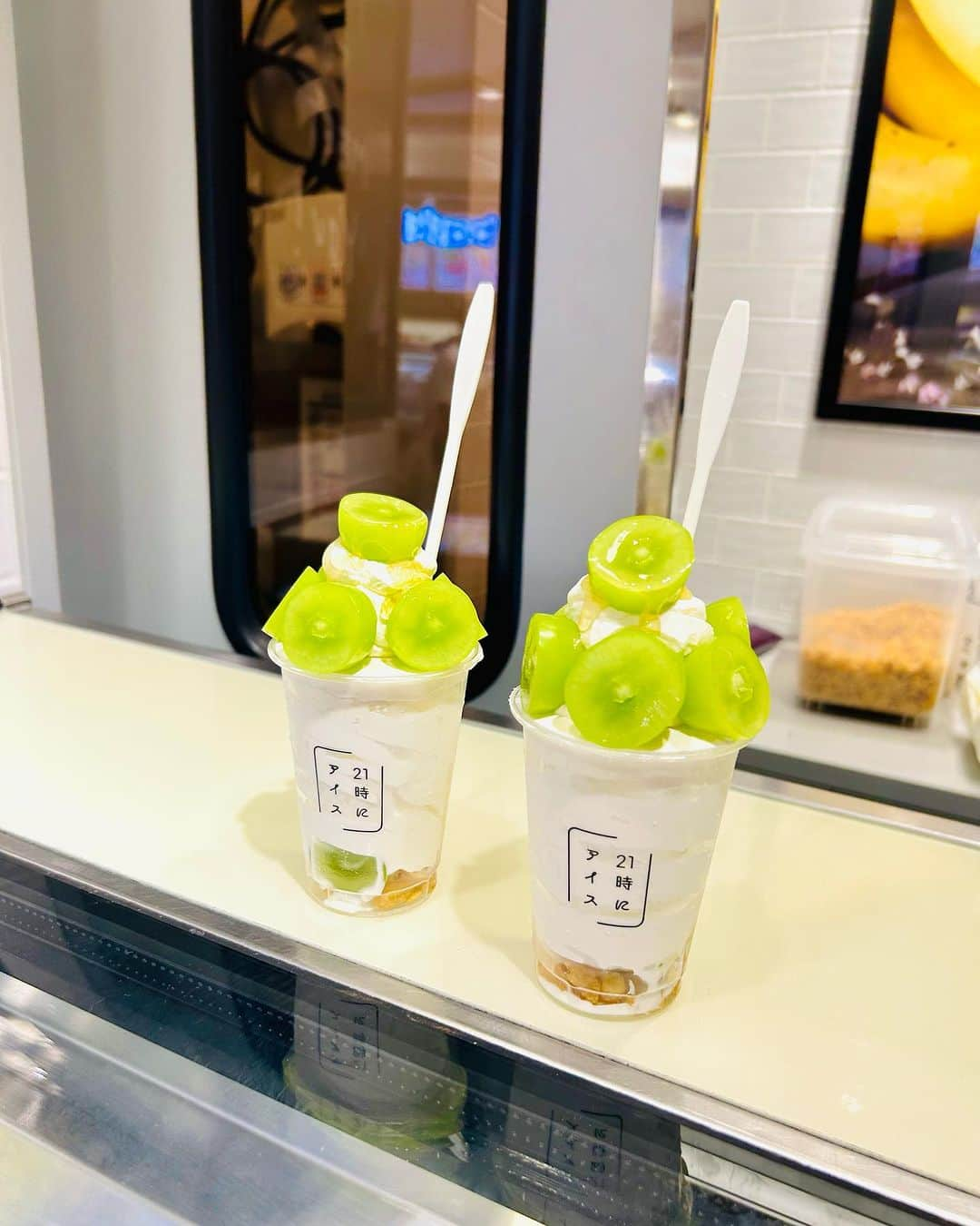 大越かず江のインスタグラム：「✨21時にアイス🍨✨  期間限定のシャインマスカット✨（🍇𖦹‎' ‐ '𖦹‎‎🍇）✨ 冷たくて濃厚でめちゃくちゃ美味でしたァー😋🍨🥄💕  幸せﾓﾘﾓﾘ(*•̀ᴗ•́*)و ̑̑💛  また行きたいけど イクスピアリは期間限定店舗らしいので急がなきゃε＝┏(･ω･)┛💦  皆さんも是非食べてみてください🍨🤍 ヤミツキです٩(꒰ °̀ᗝ°́)و＜おいしい❣️  ✨✨✨✨✨✨✨✨✨✨✨✨✨  ✨ Ice cream at 21:00 🍨✨  Shine Muscat for a limited time✨（🍇𖦹‎' ‐ '𖦹‎‎🍇）✨ It was cold, rich and delicious 😋🍨🥄💕  Happiness Morimori (* ̀ᴗ ́*)و ̑̑💛  I want to go again Ikspiari seems to be a limited-time store, so I have to hurry ε＝┏(･ω･)┛💦  Everyone please try it too 🍨🤍 I'm addicted ٩(꒰ °̀ᗝ°́)و <delicious❣️  ✨✨✨✨✨✨✨✨✨✨✨✨✨✨ @21niice  @ikspiari_official    #21時にアイス  #イクスピアリ  #ディズニー好きな人と繋がりたい  #アイス好きな人と繋がりたい  #シャインマスカット  #期間限定  #美味しいもの好きな人と繋がりたい #美  #生きる意味 #sexy #セクシー系  #写真好きな人と繋がりたい #女優好きな人と繋がりたい #幸福 #happy #東京 #tokyo #日本 #japan  #美魔女モデル #actress  #資格マニア  #スマイル #笑顔 #followforfollowback #ポートレート女子 #loveyou #仲間募集  #空が好きな人と繋がりたい」