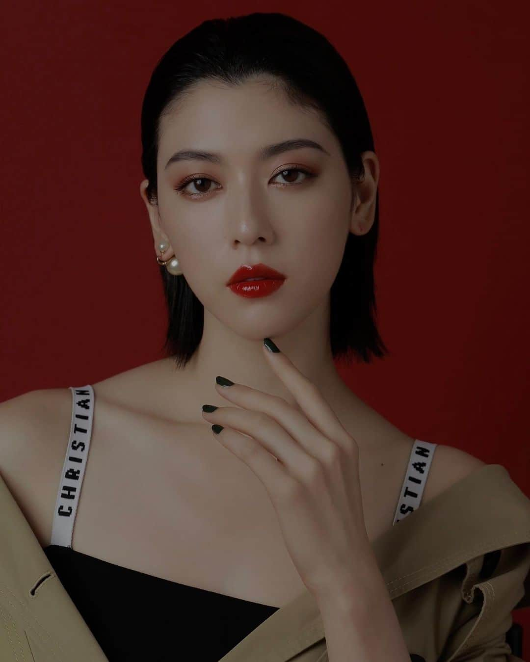 三吉彩花のインスタグラム：「-DIOR BEAUTY-  輝かしい美しさを放ち 自分自身を魅了していくDIOR SHOWが 新しくリニューアルし8月18日(金)に登場。  今回も アイシャドウ、マスカラ、 アイライナー、アイブロウペンシルなどのプロダクトが 豊富なバリエーションで展開されます。  私は アイシャドウ《673 レッドタータン》を メインにメイク💄 @yudai_makino   よりナチュラルな処方になったことにより 軽やかでふわっとする広がりと 滑らかな質感が実現。 絶妙なバランスを表現してくれます。  @diorbeauty @dior #ディオールショウ #DIORSHOW #SupportedbyDior」